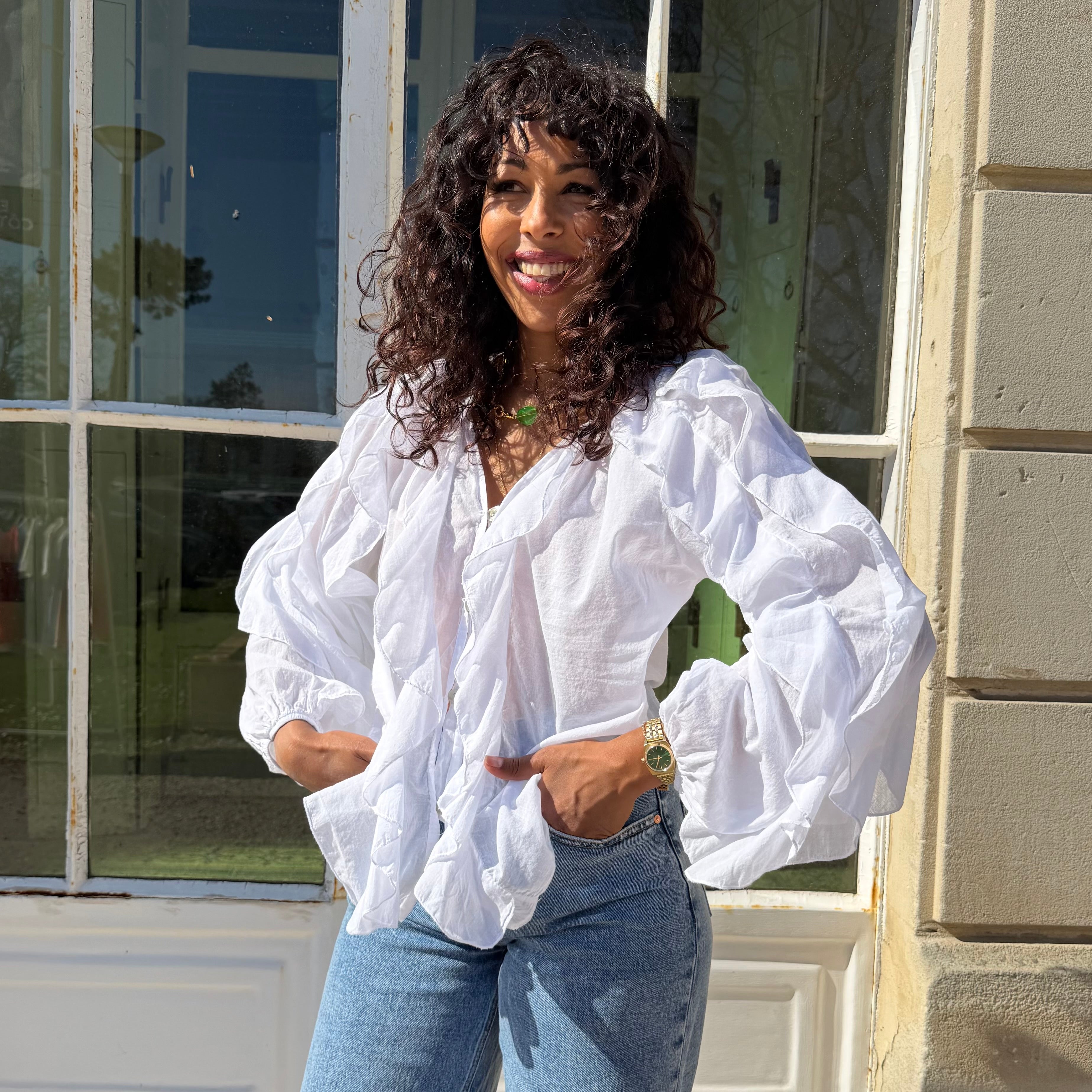 Blouse manches longues FLORA en coton blanche aux détails de volants.