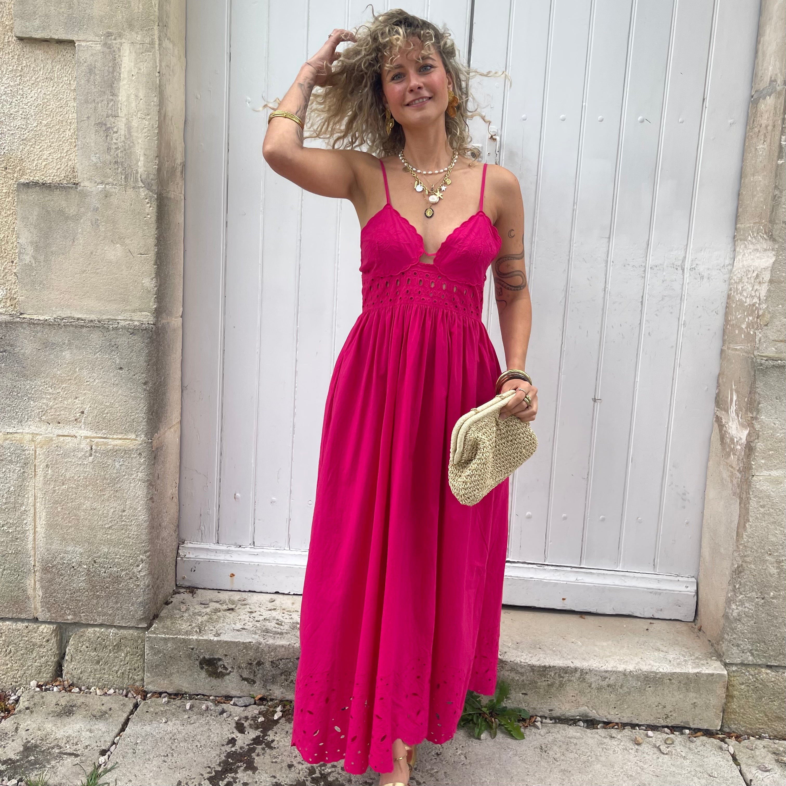 Robe SALMA fuchsia brodée fluide à fines bretelles en coton