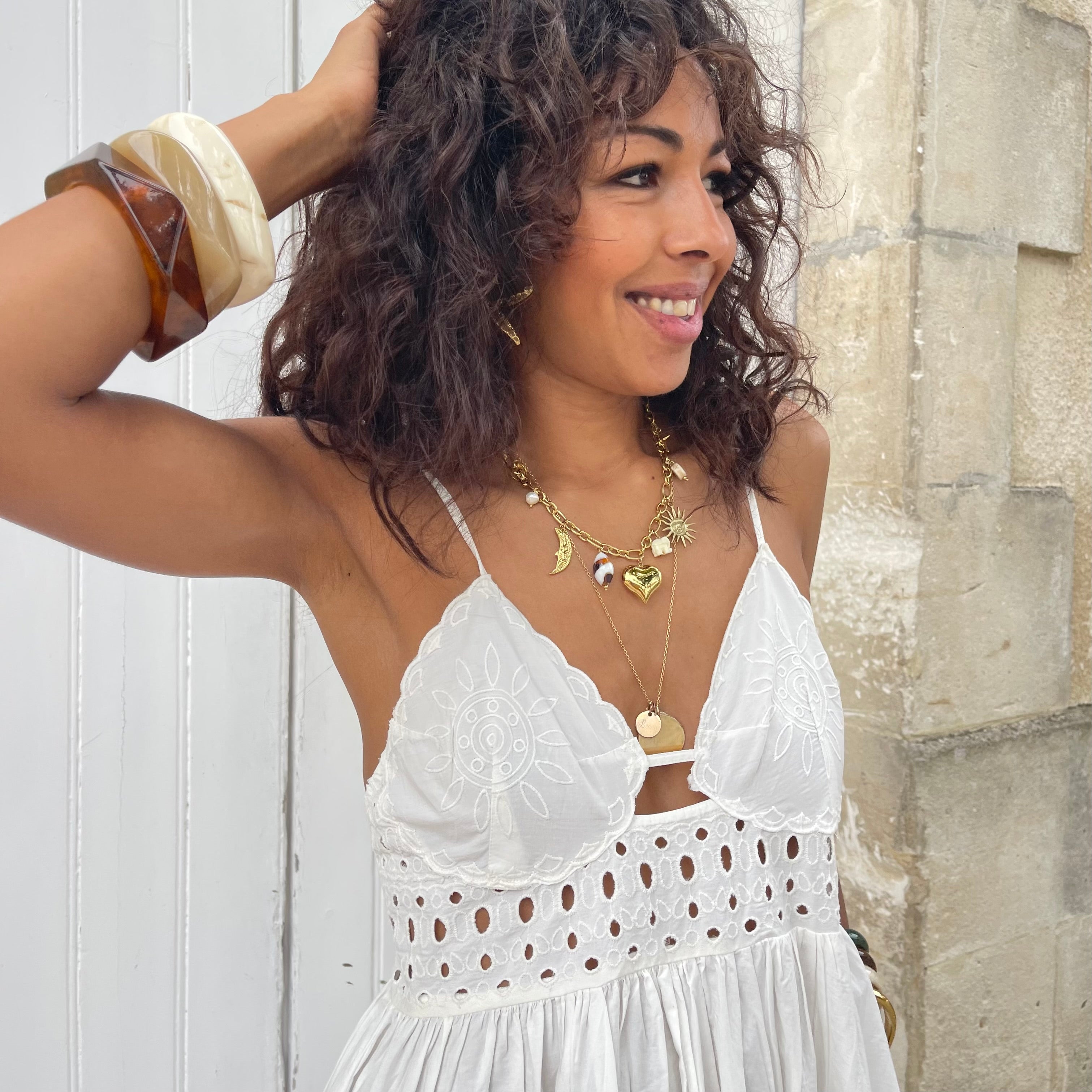 Robe SALMA blanche brodée fluide à fines bretelles en coton
