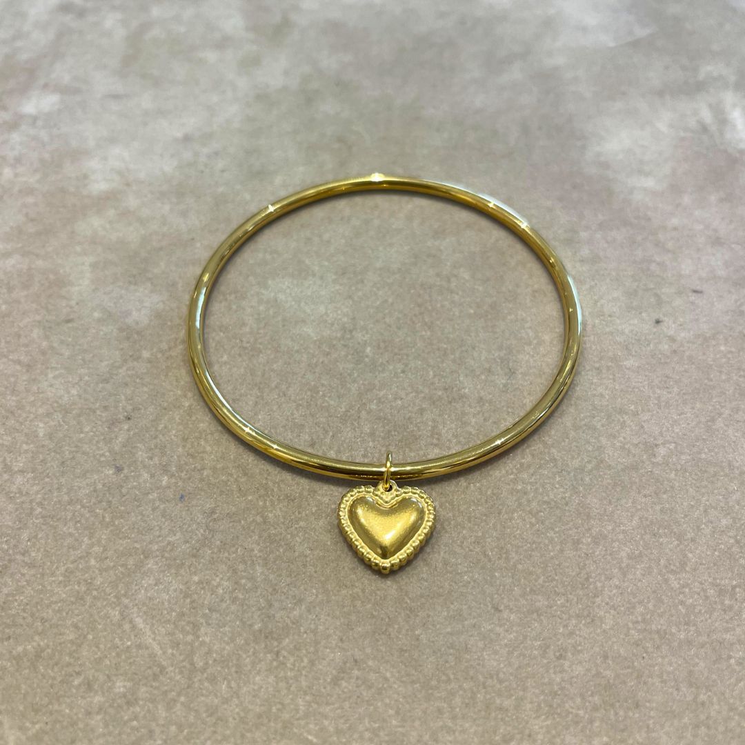 Jonc fin à pendentif coeur au contour strié