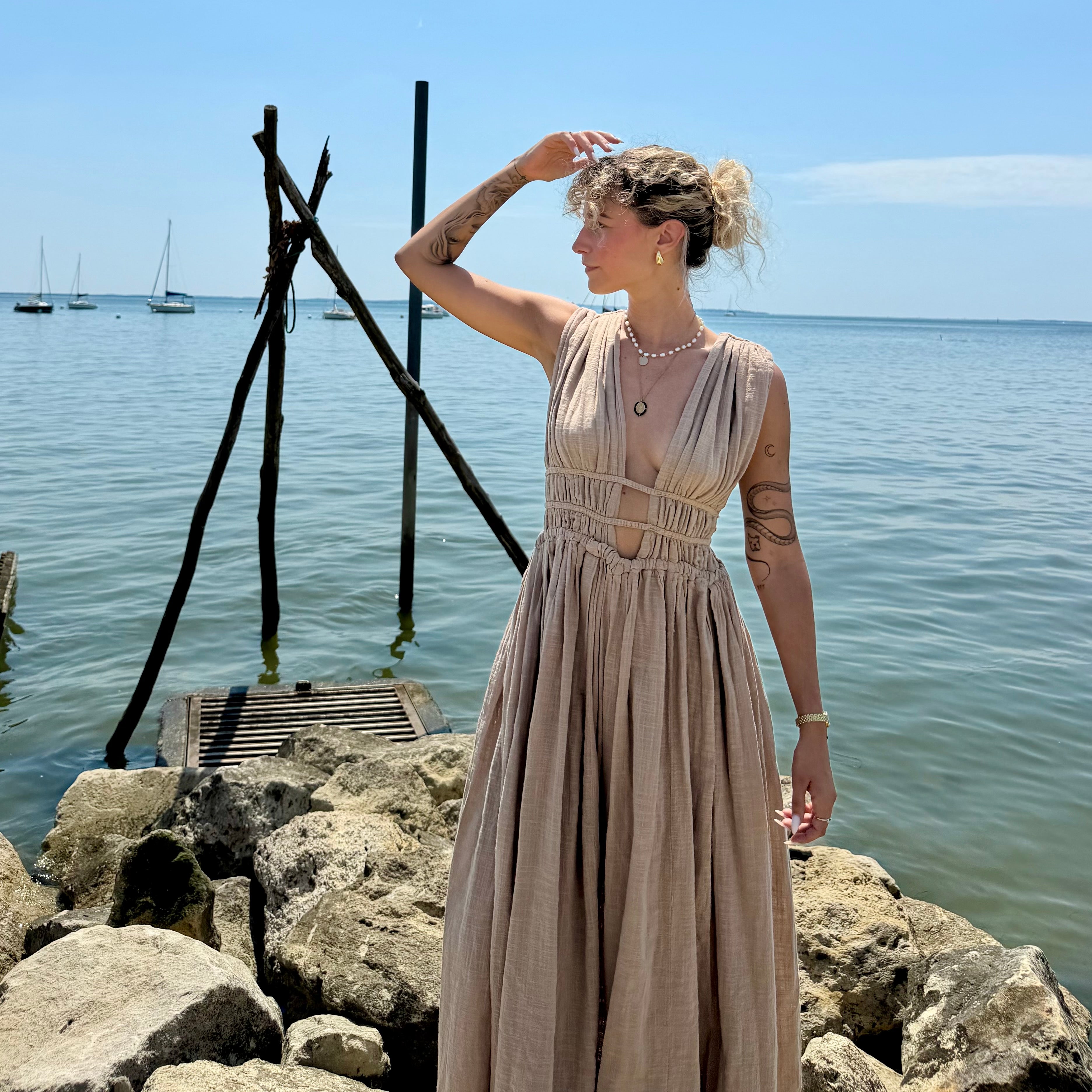 Robe GRECQUE bohème taupe dos nu
