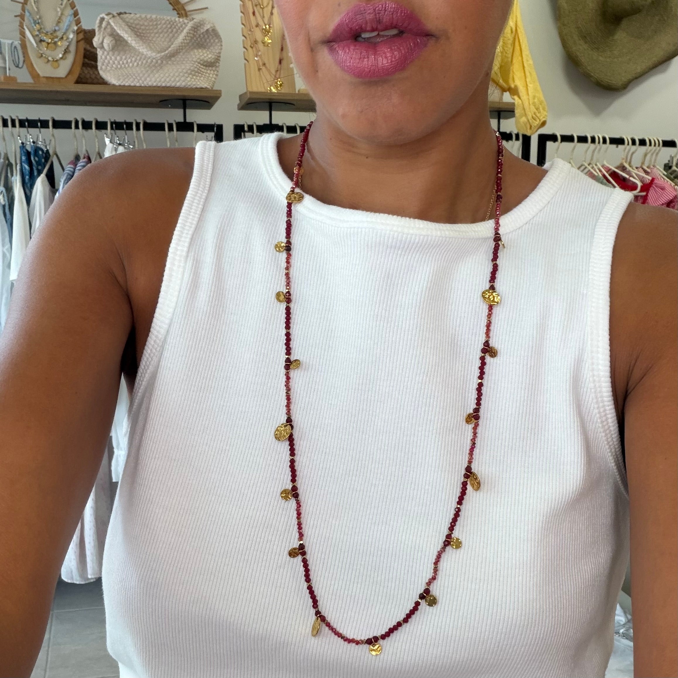 COLLIER SAUTOIR PERLES & MÉDAILLES rouge Bordeaux ✨