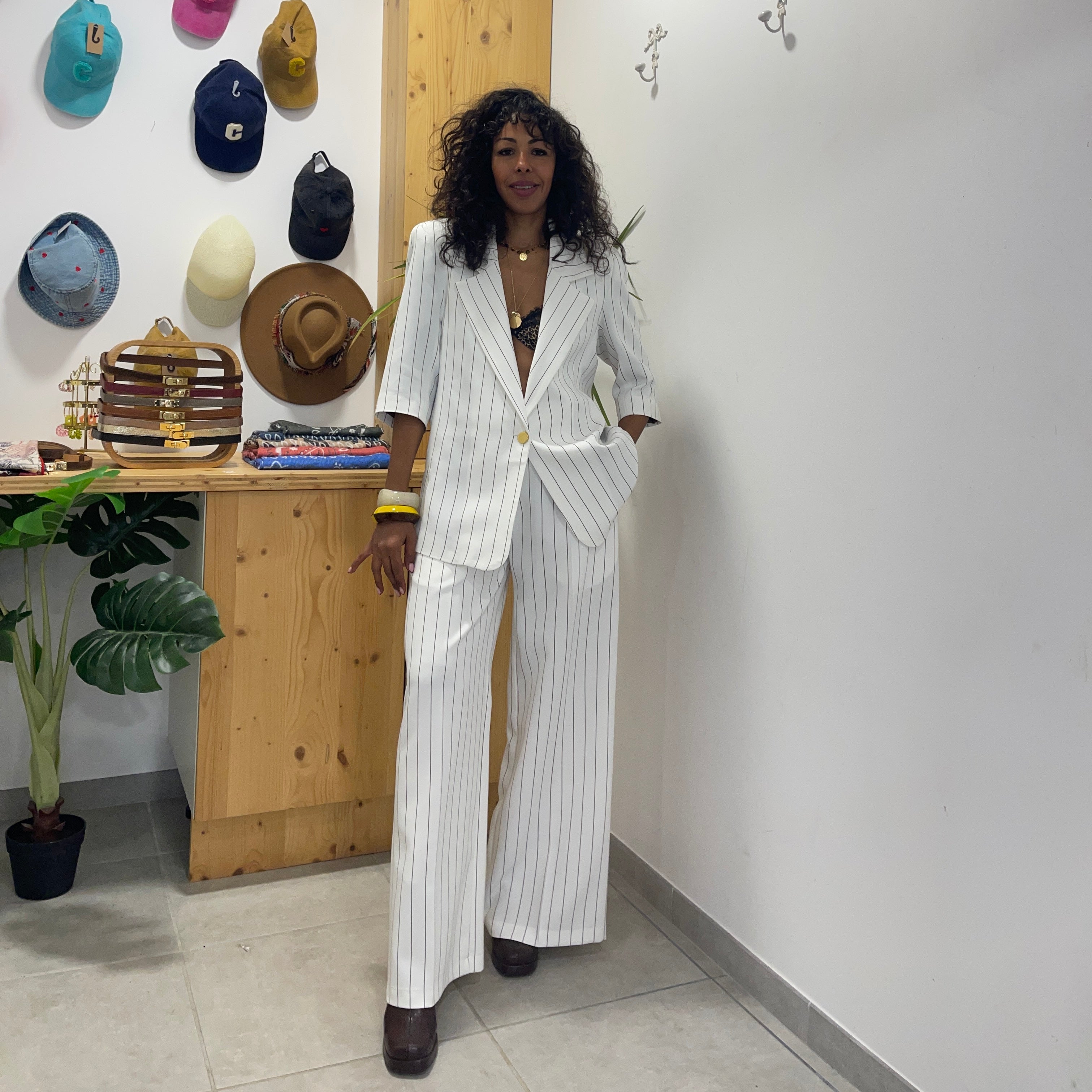 Pantalon IZIA blanc rayé marron