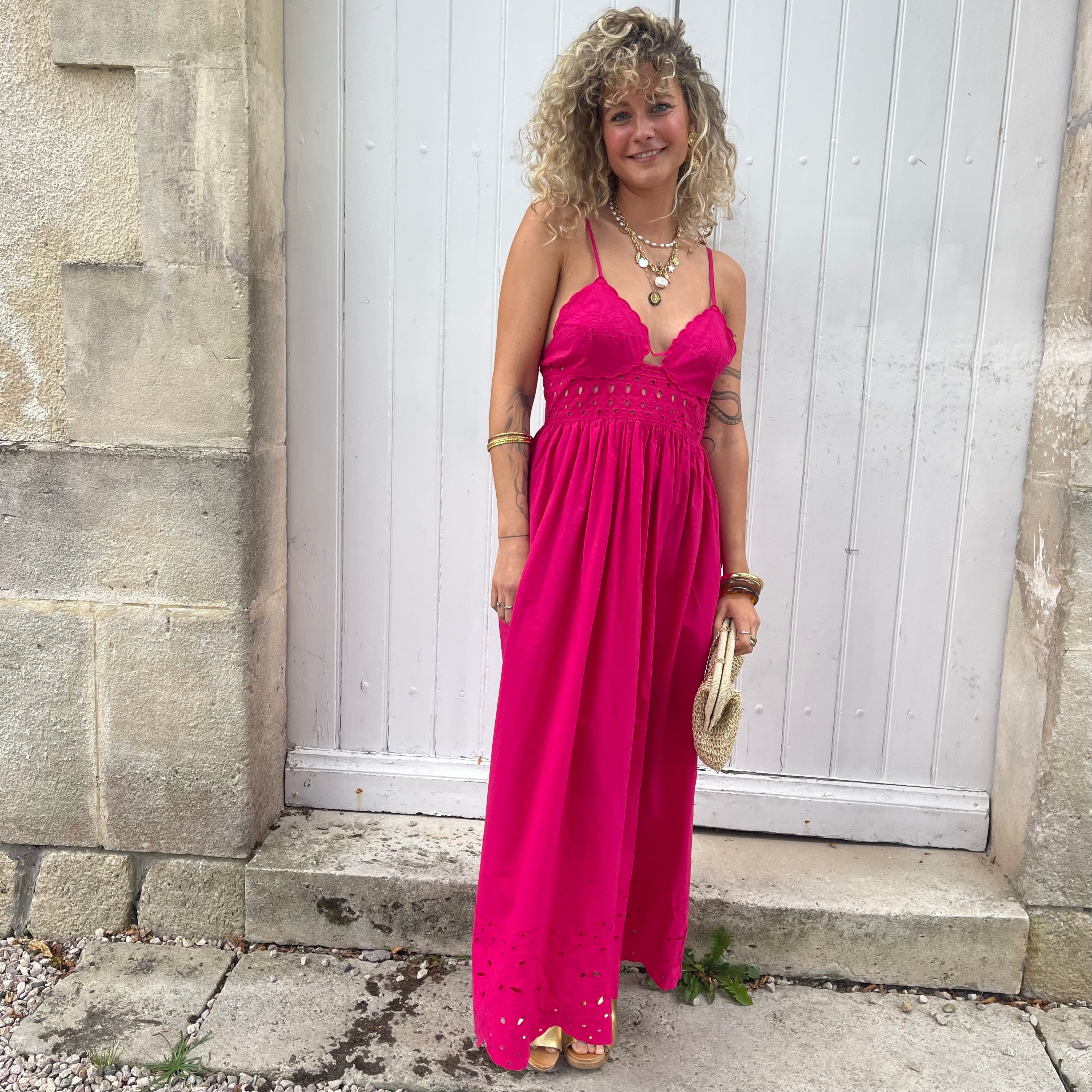 Robe SALMA fuchsia brodée fluide à fines bretelles en coton