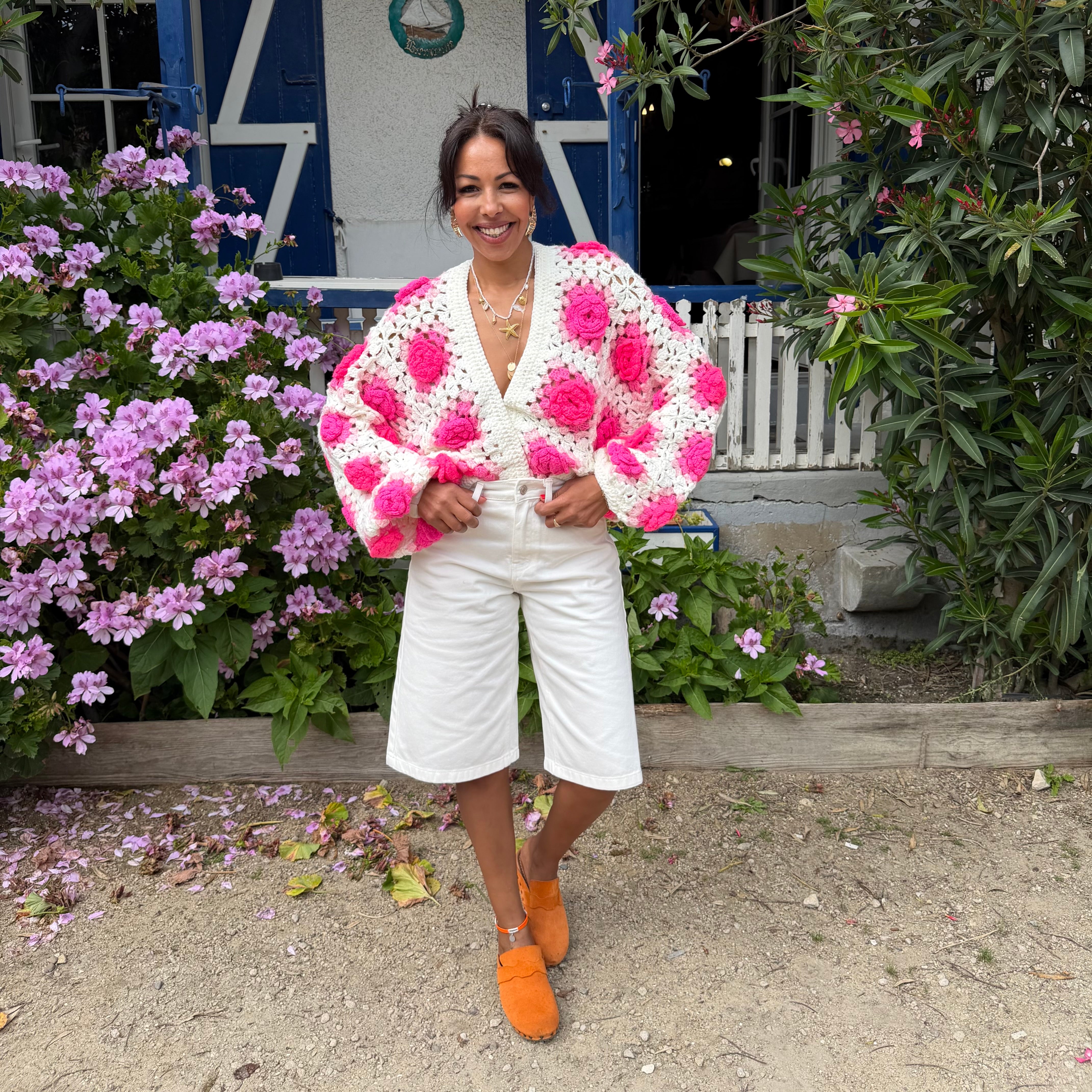 Gilet crochet fleurs ROSE fluo – porté recto/verso