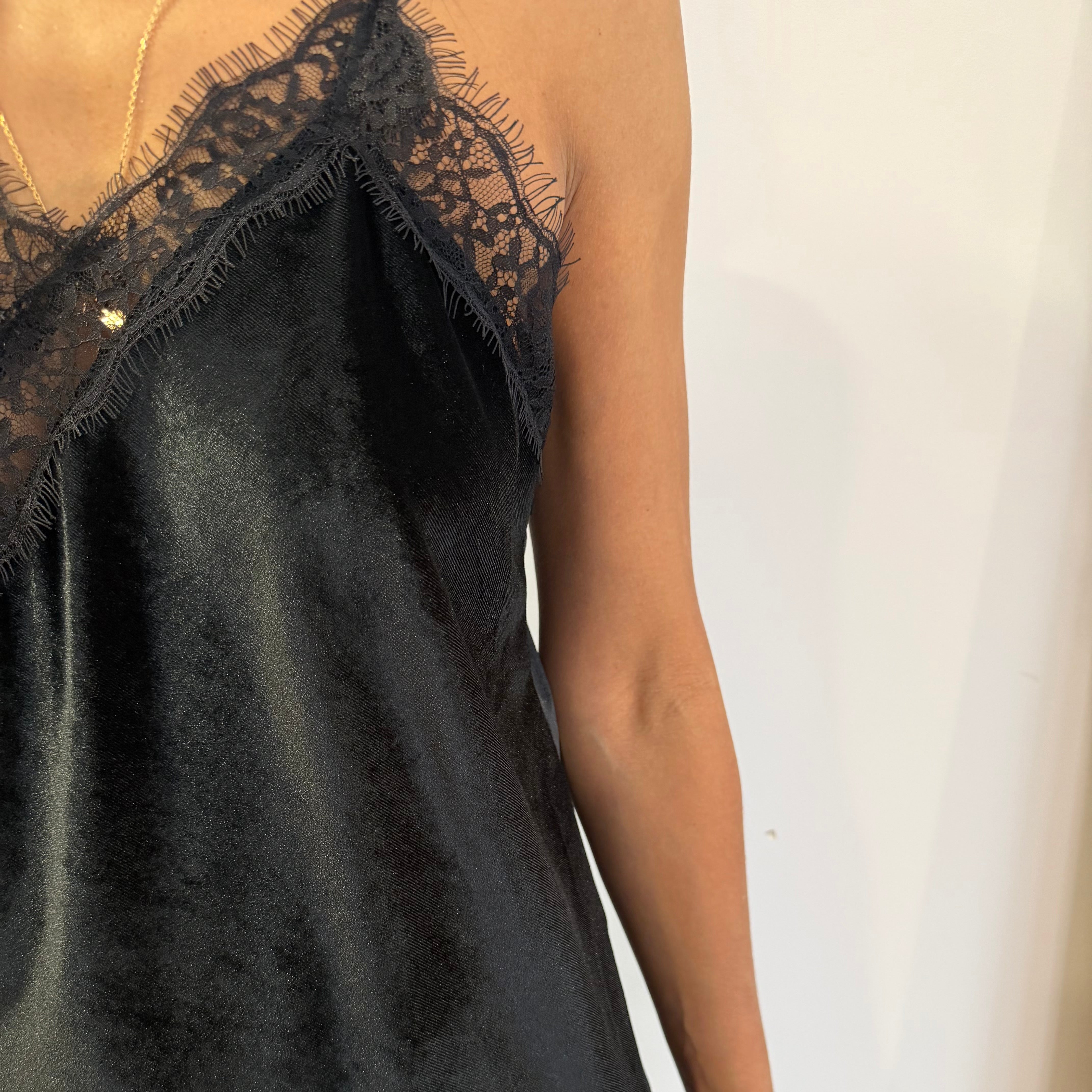 Top Yali, asymétrique en velours et dentelle noir