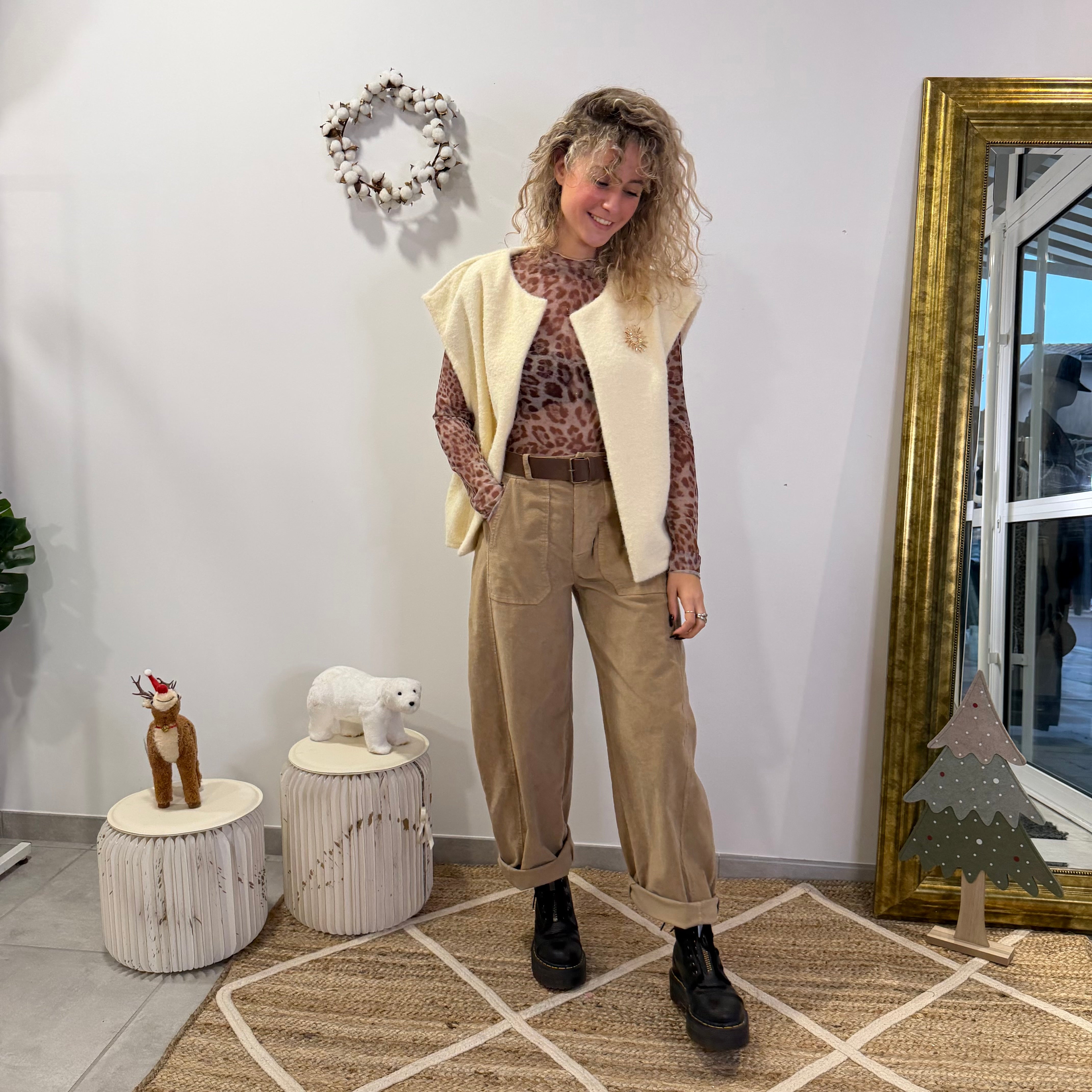 Pantalon LOUNA en coton velours côtelé rose poudré à la coupe barrel