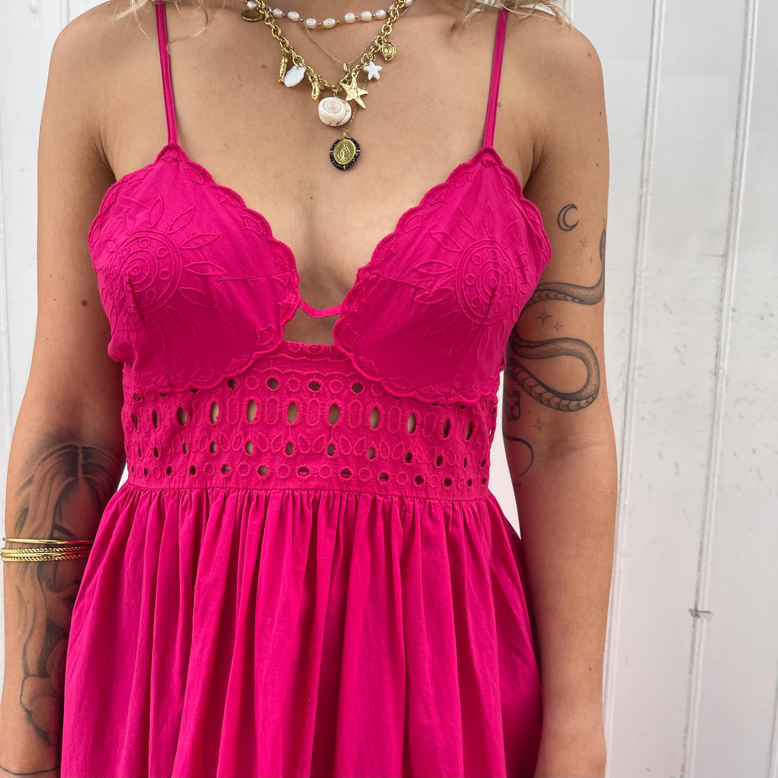 Robe SALMA fuchsia brodée fluide à fines bretelles en coton