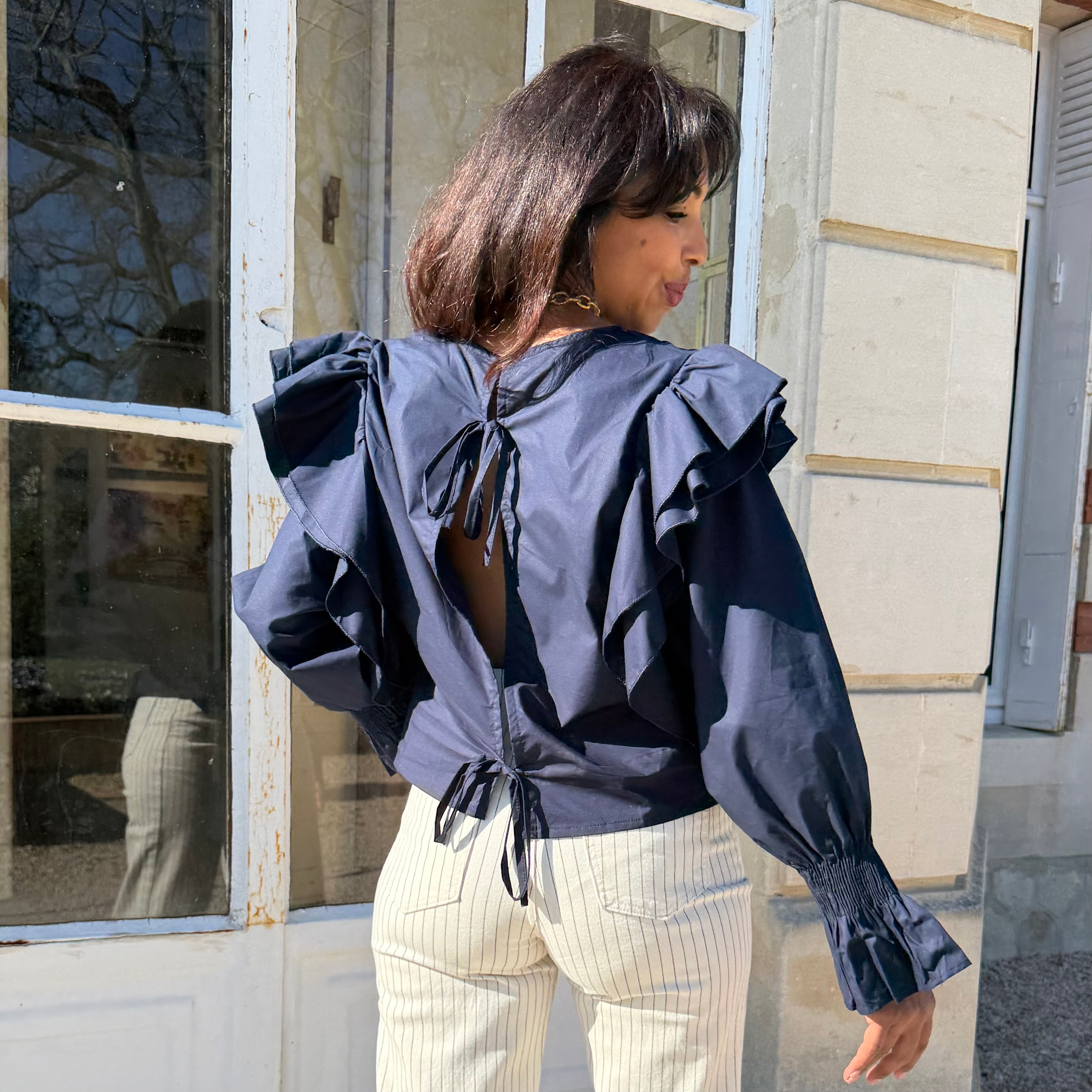 Blouse en coton VALOU, manches longues ballons avec dos nu.