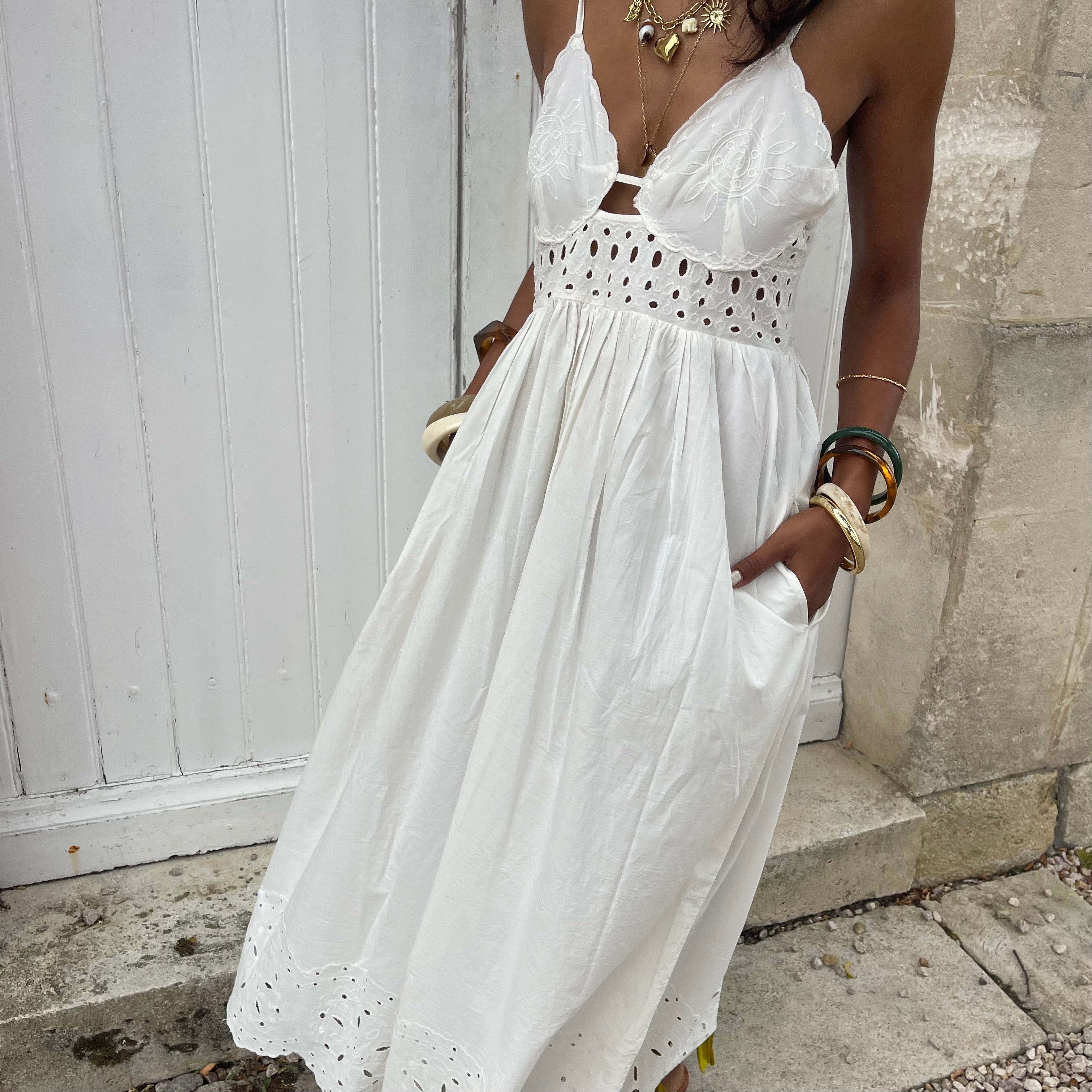 Robe SALMA blanche brodée fluide à fines bretelles en coton