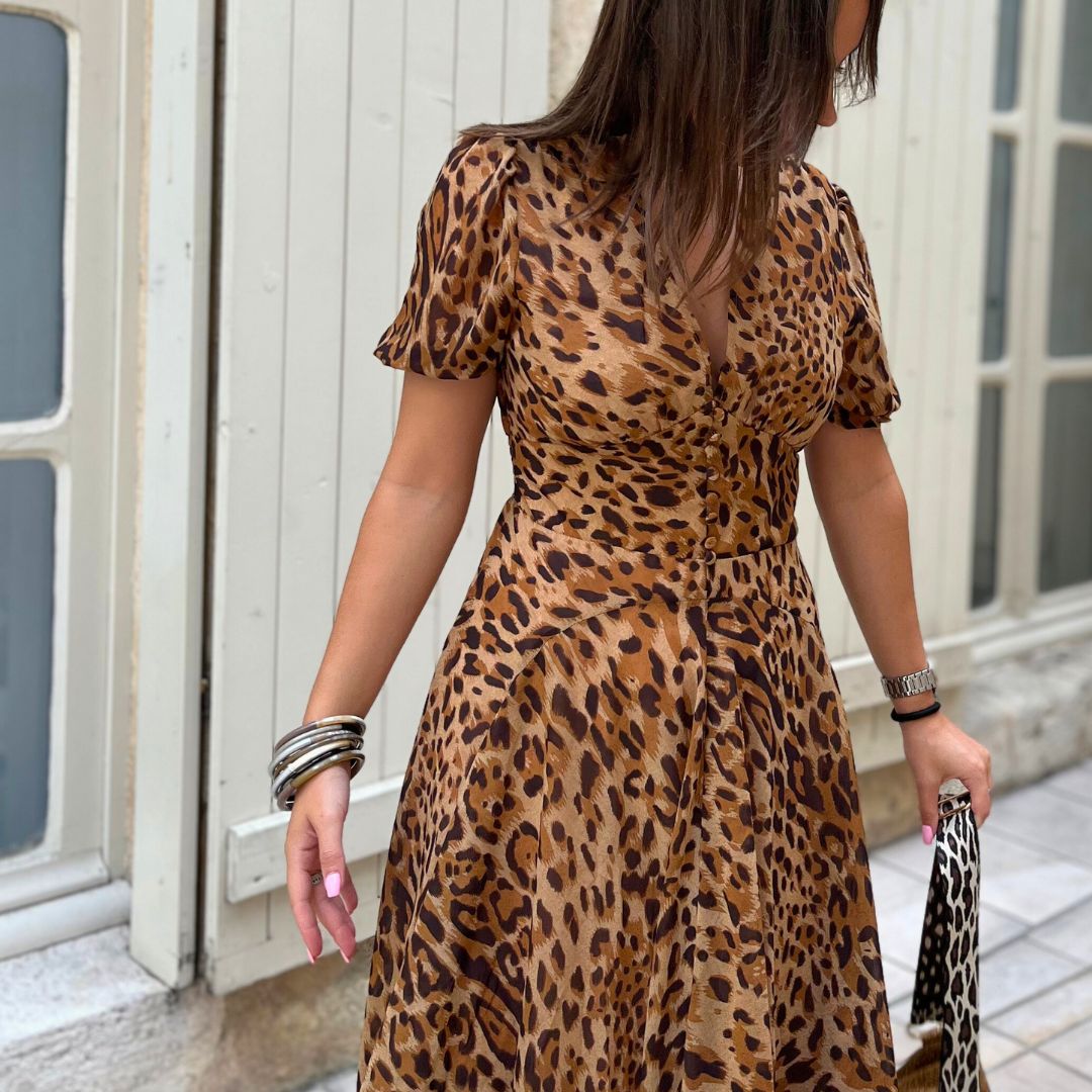 Robe longue léopard MÉLISSA à la taille marquée joliment décorée de boutons