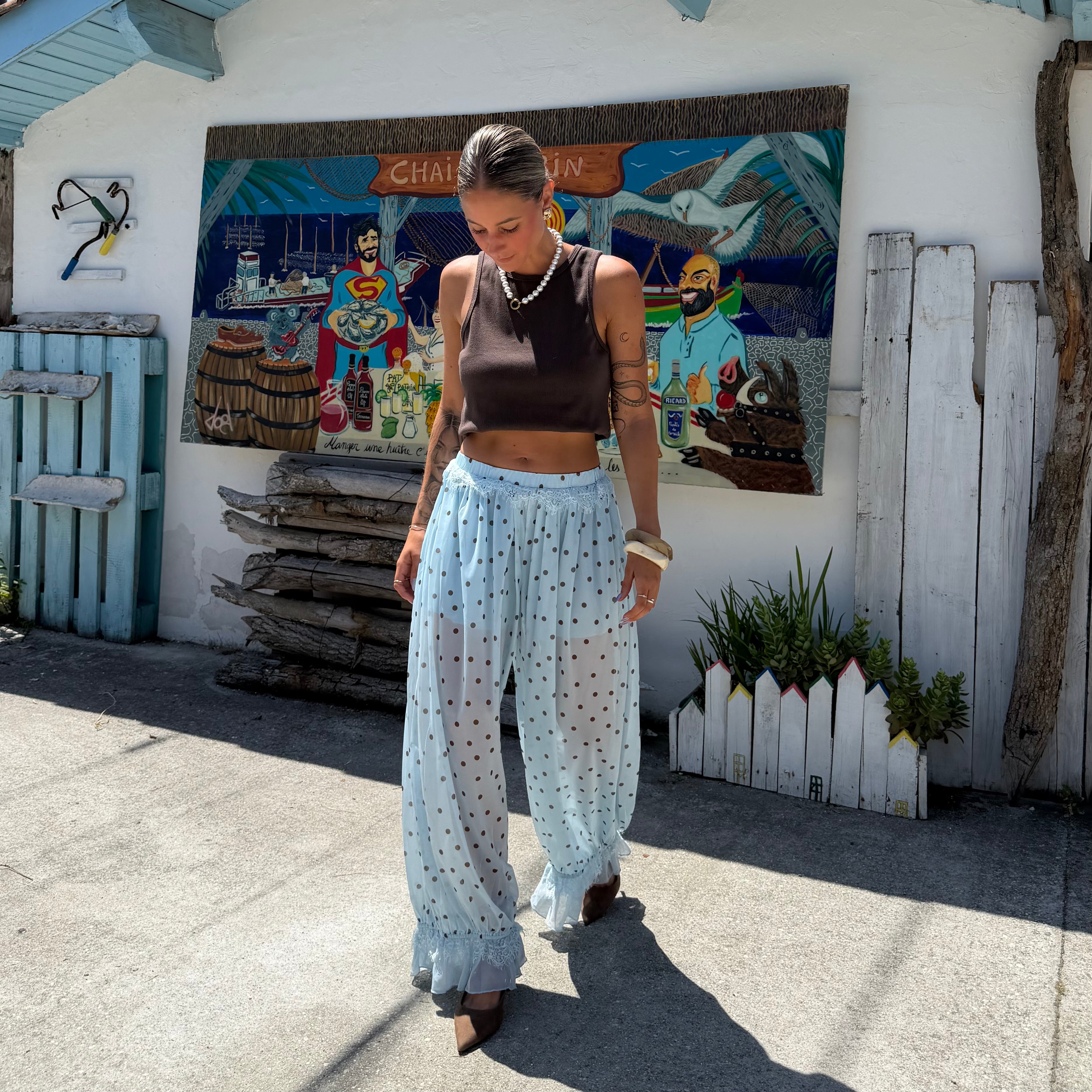 Pantalon VOILE bleu à pois forme boule détails dentelle