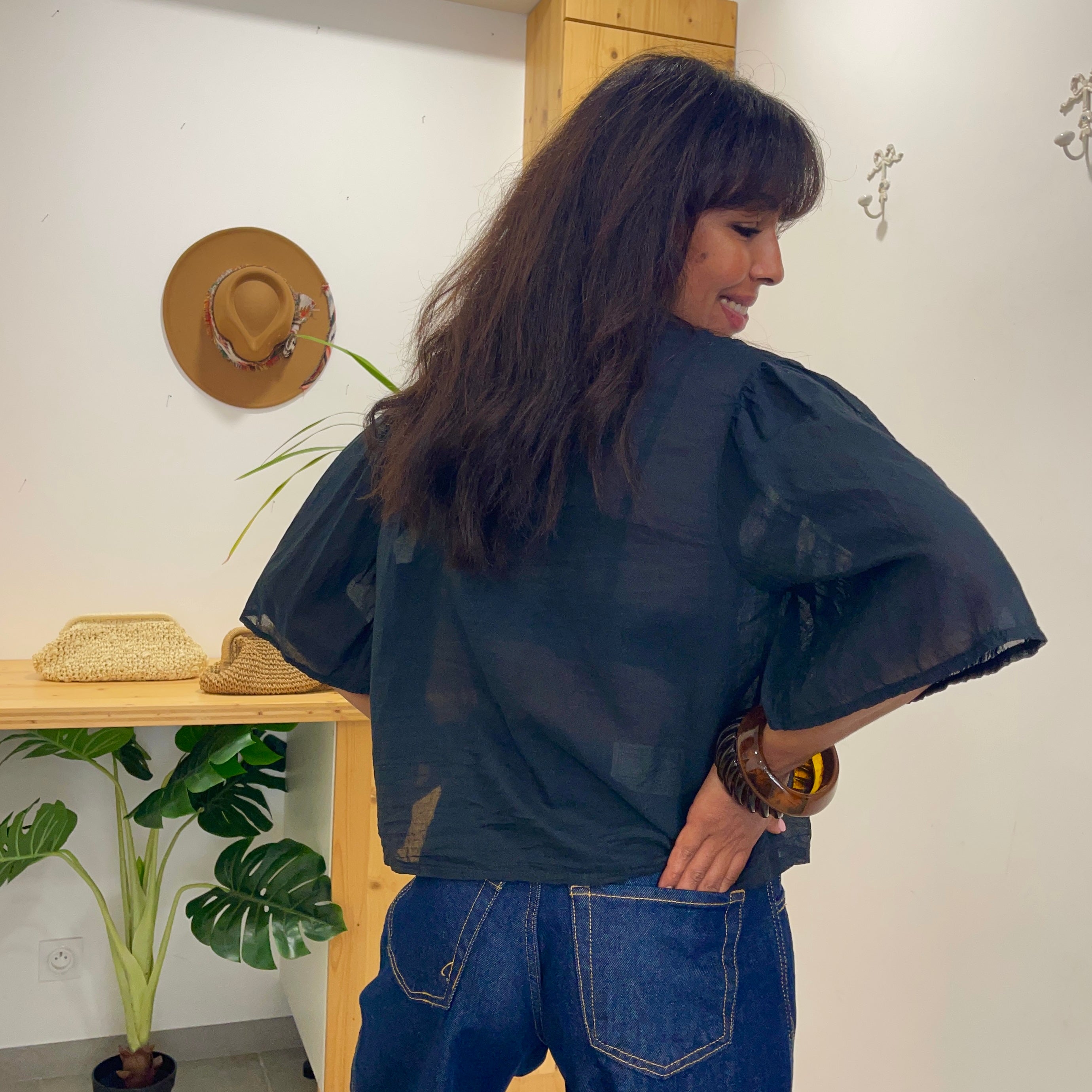 Blouse ARI noire en voile de coton