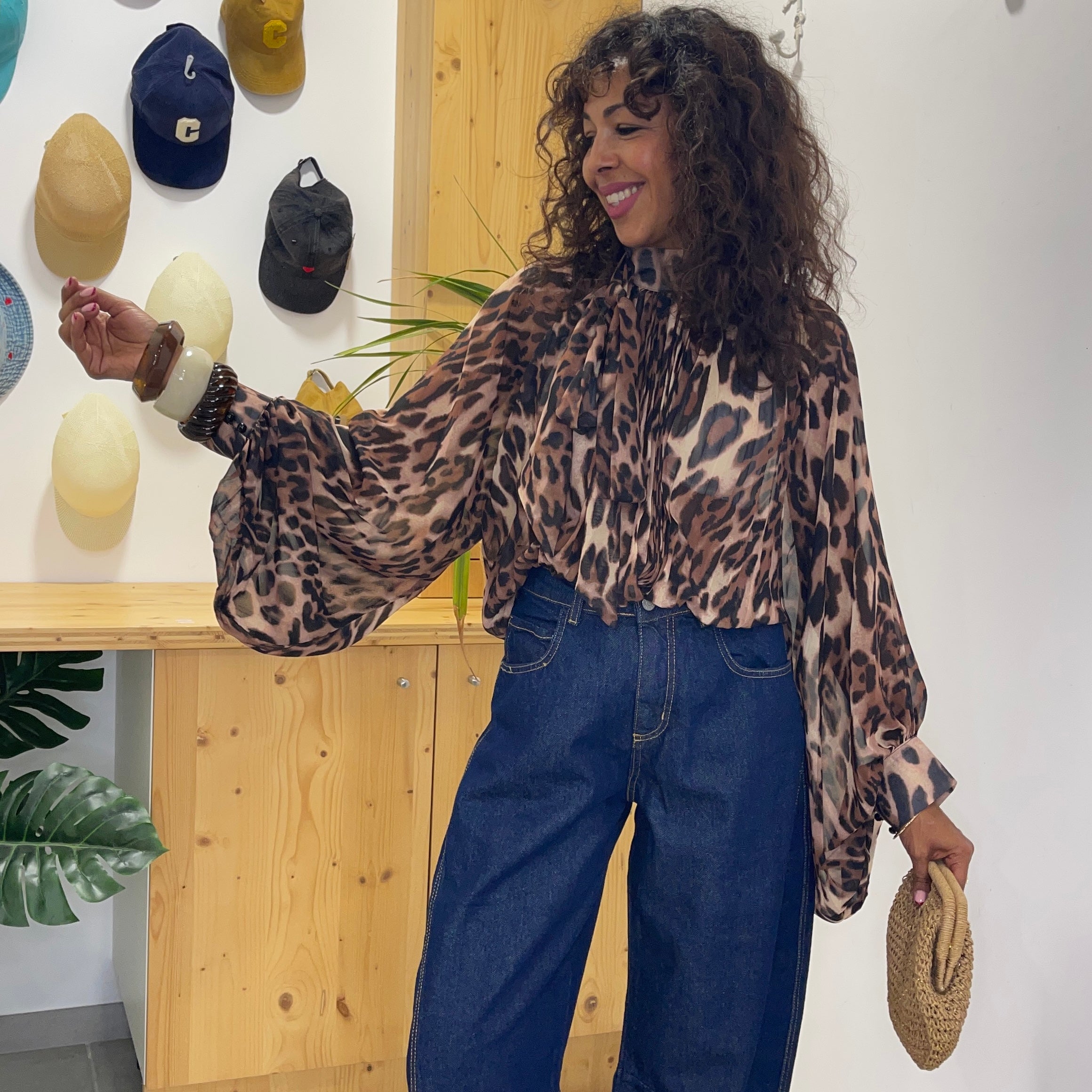 Blouse léopard LAURYN à la coupe fluide et aux manches longues ballons
