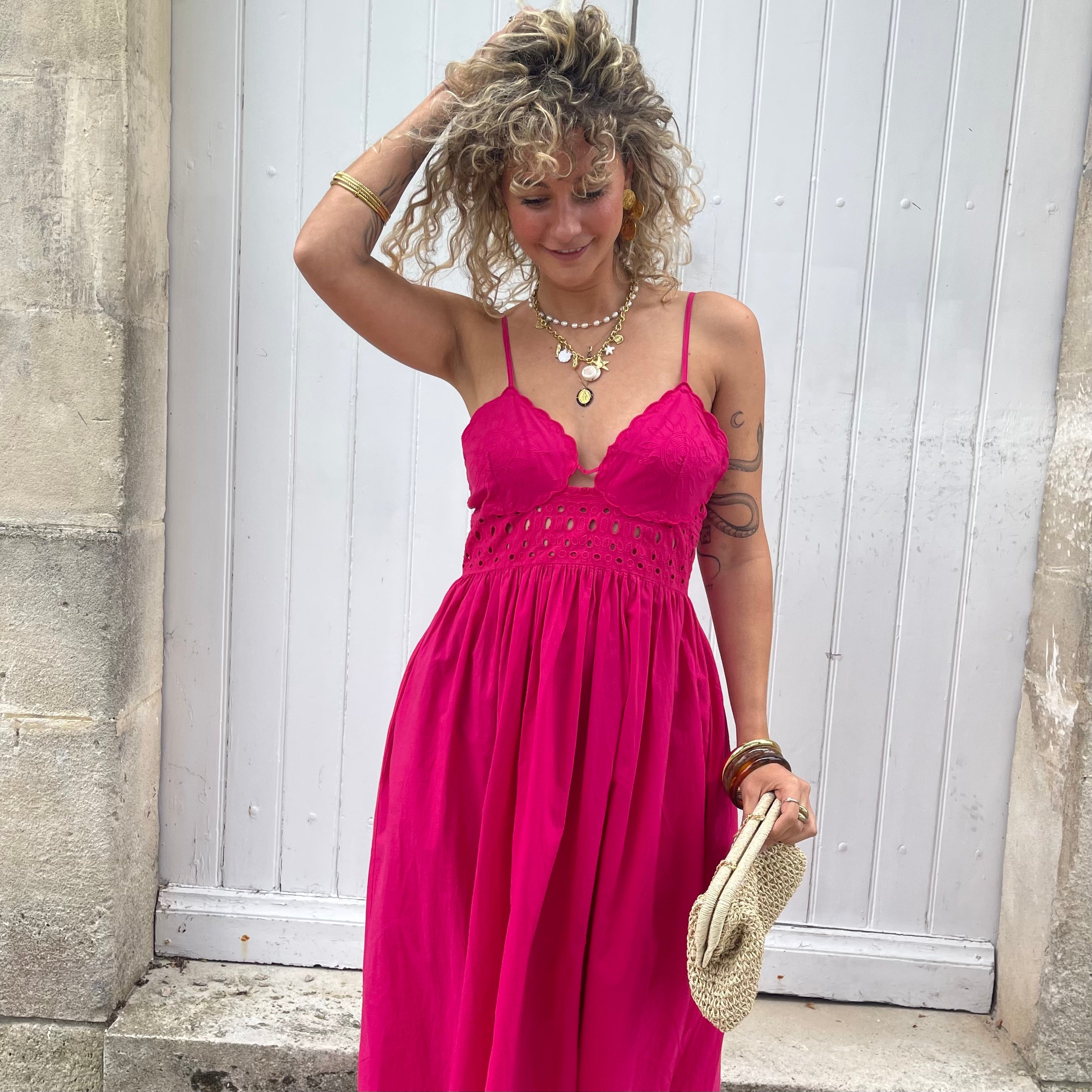 Robe SALMA fuchsia brodée fluide à fines bretelles en coton