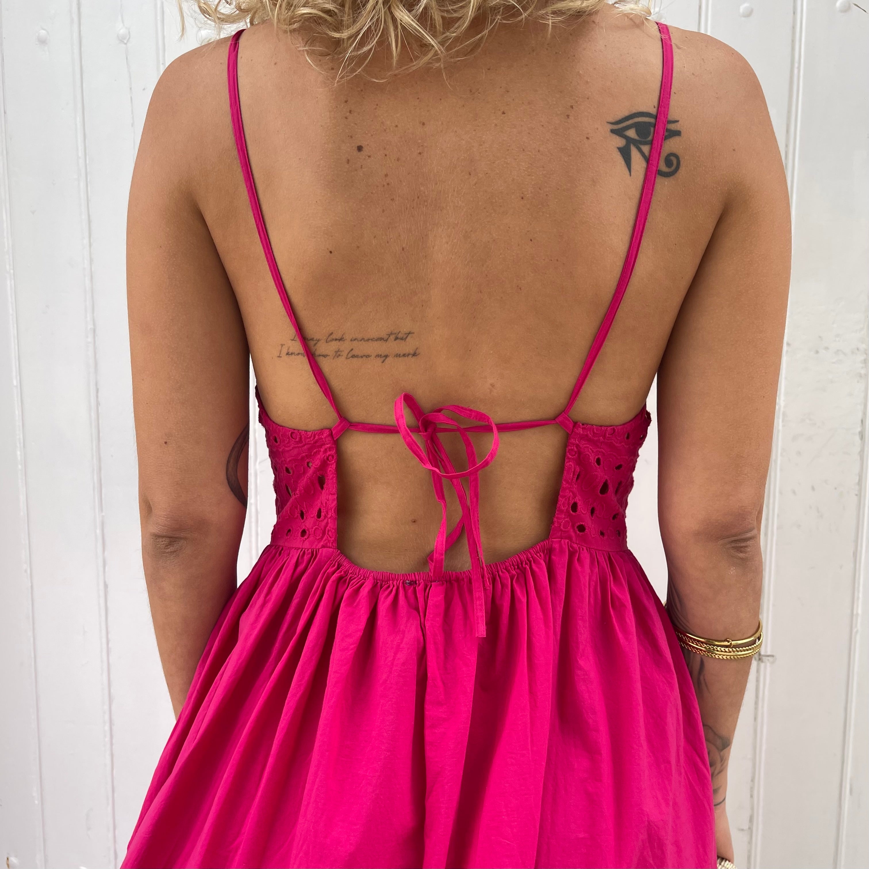 Robe SALMA fuchsia brodée fluide à fines bretelles en coton