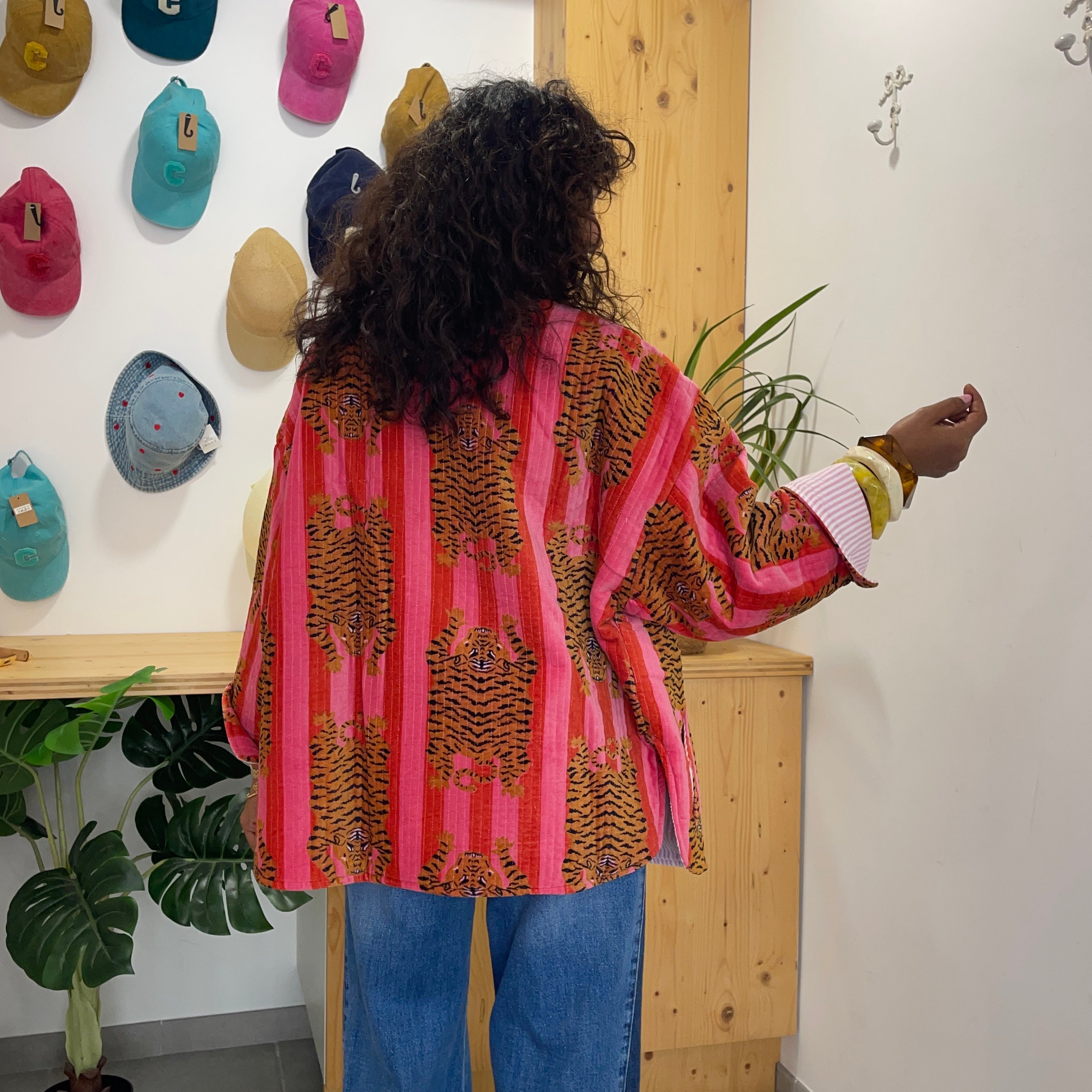 Veste oversize effet velours matelassé JUDITH orange et rose ornée d'illustrations de tigres