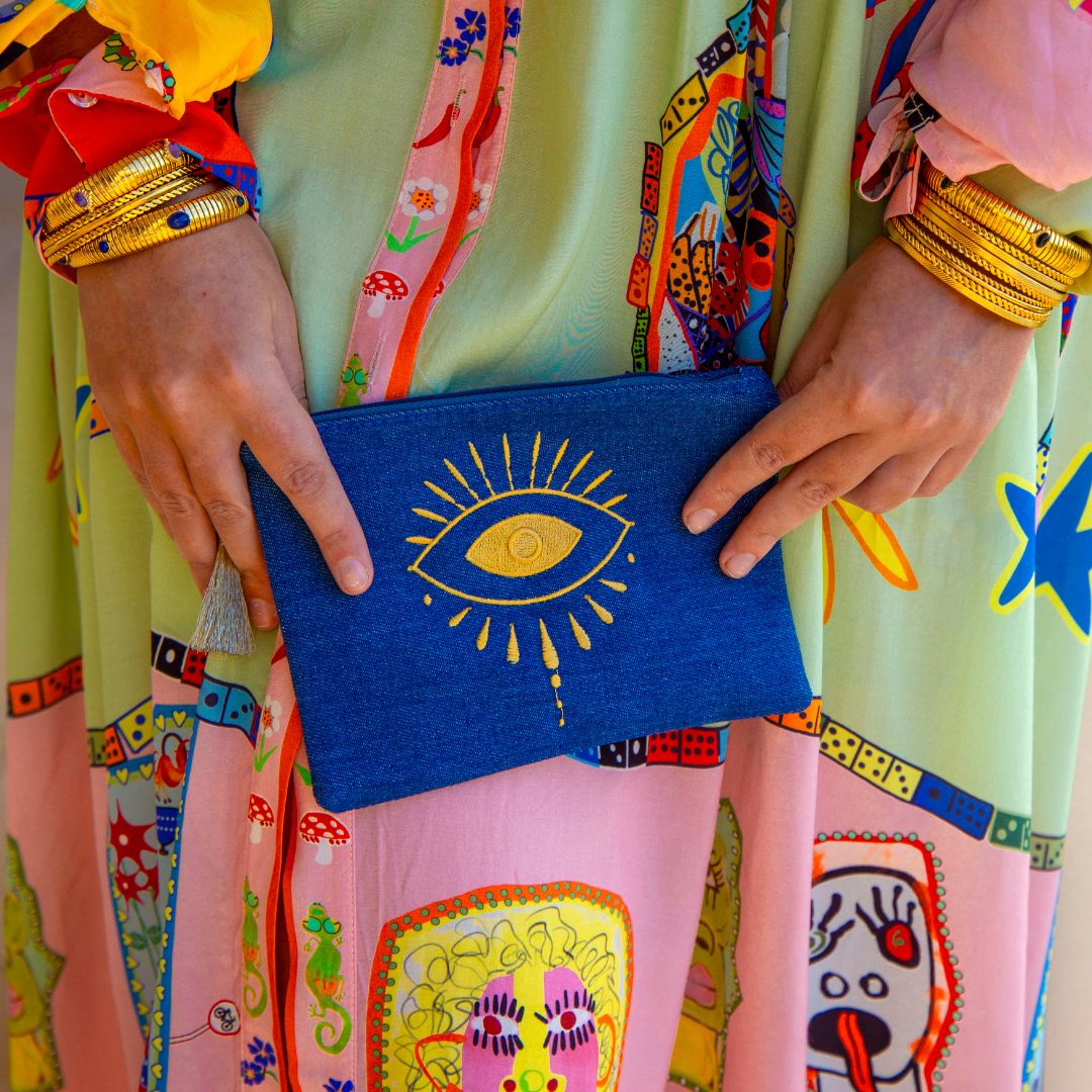 Pochette brodée OEIL en denim avec larme