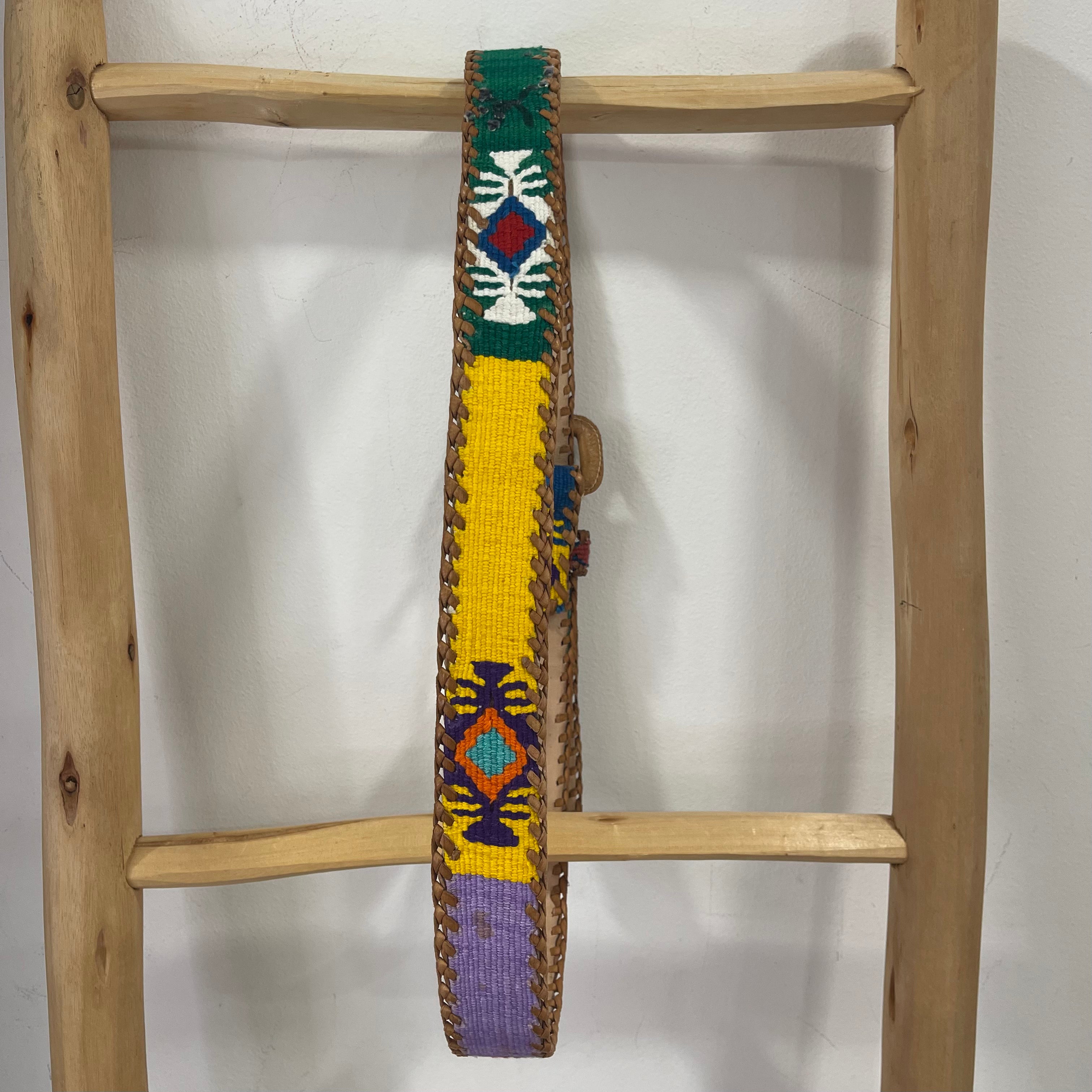 Ceinture en cuir brodé main rouge/beu T.38