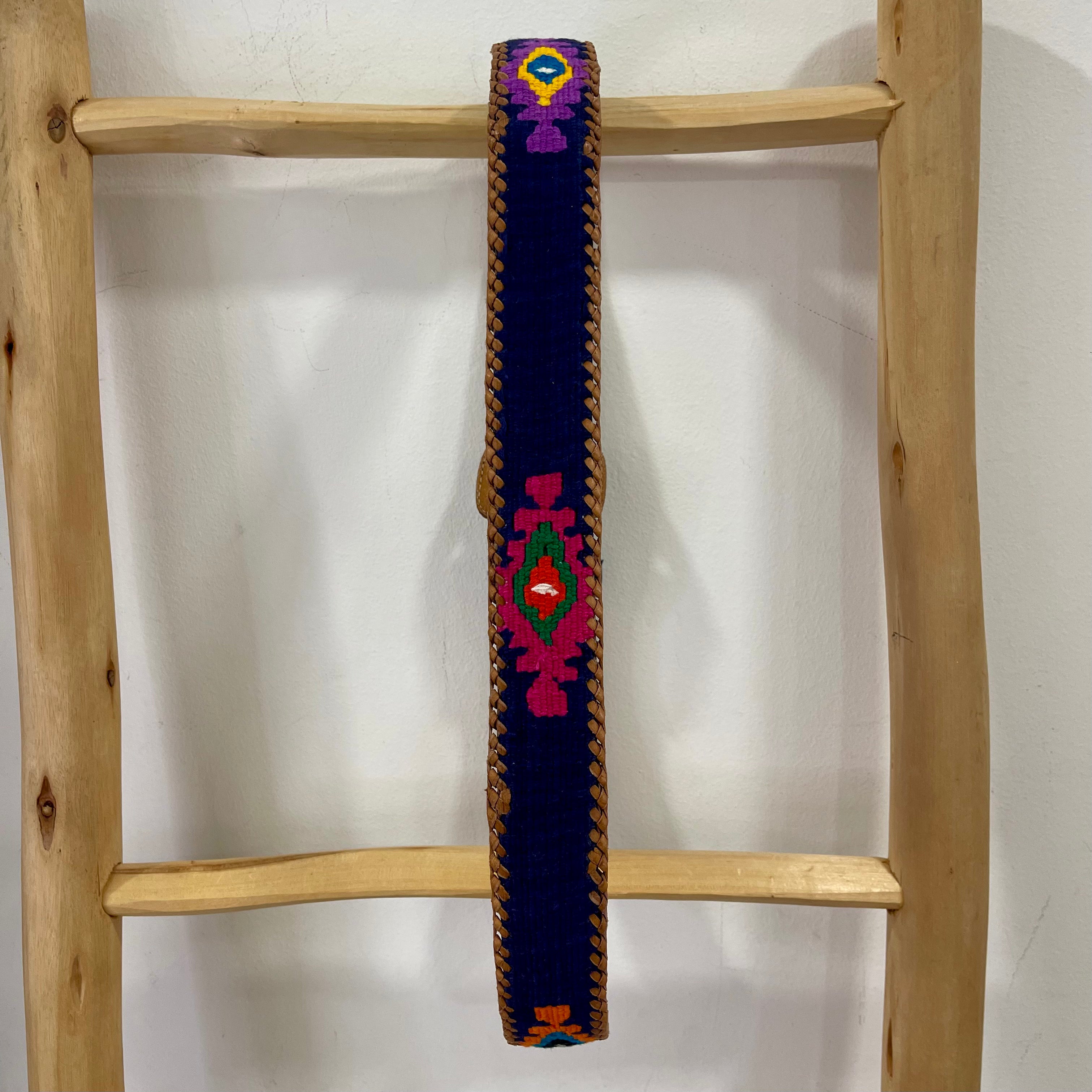 Ceinture cuir brodé main bleu marine T.38
