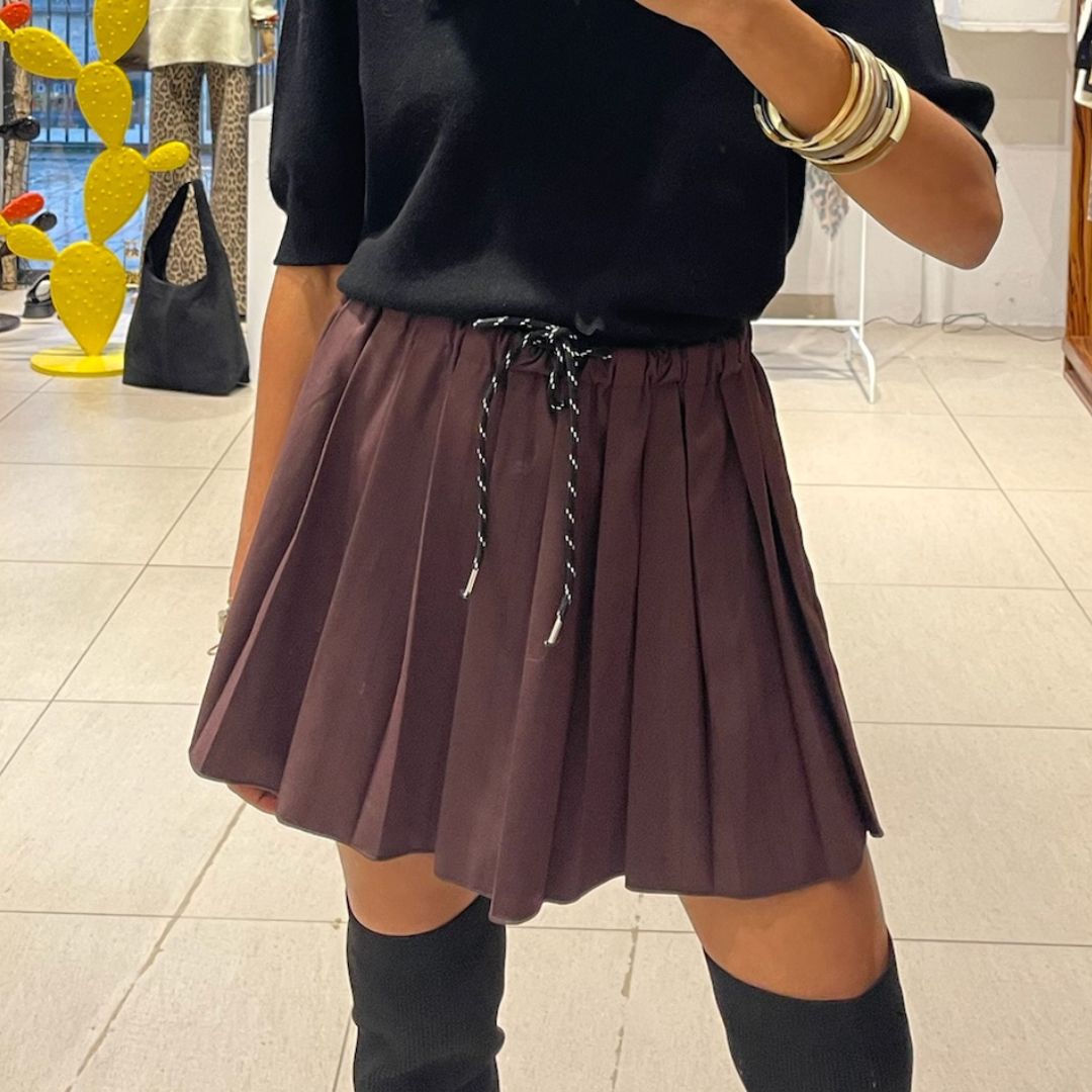 Mini-jupe plissée SOPHIE chocolat à la taille élastique dotée d'un lien noir