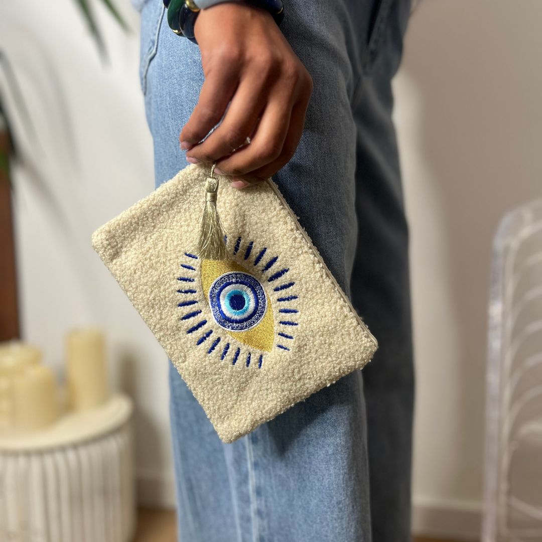 Pochette brodée OEIL bleue en moumoute