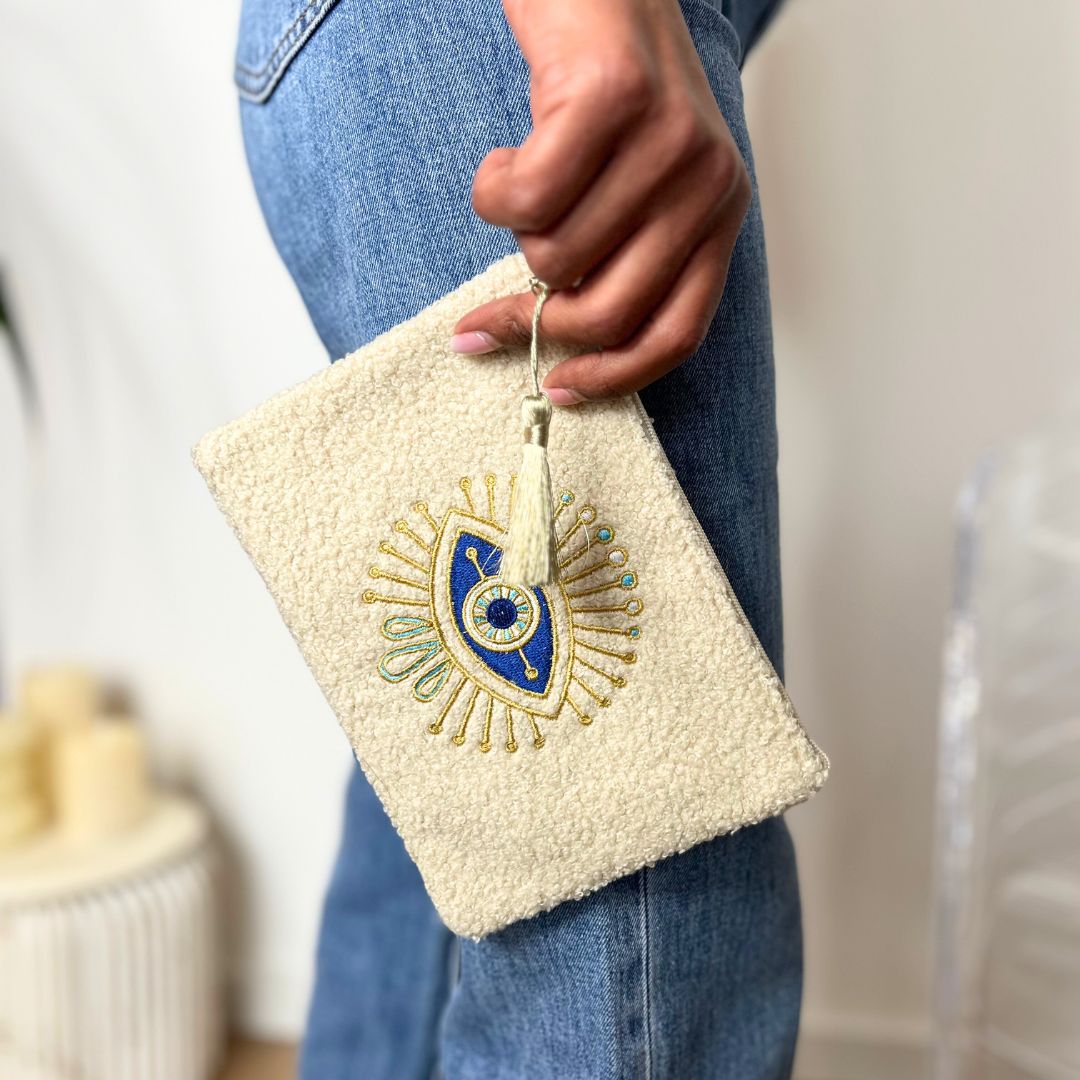 Pochette brodée OEIL bleue et dorée en moumoute
