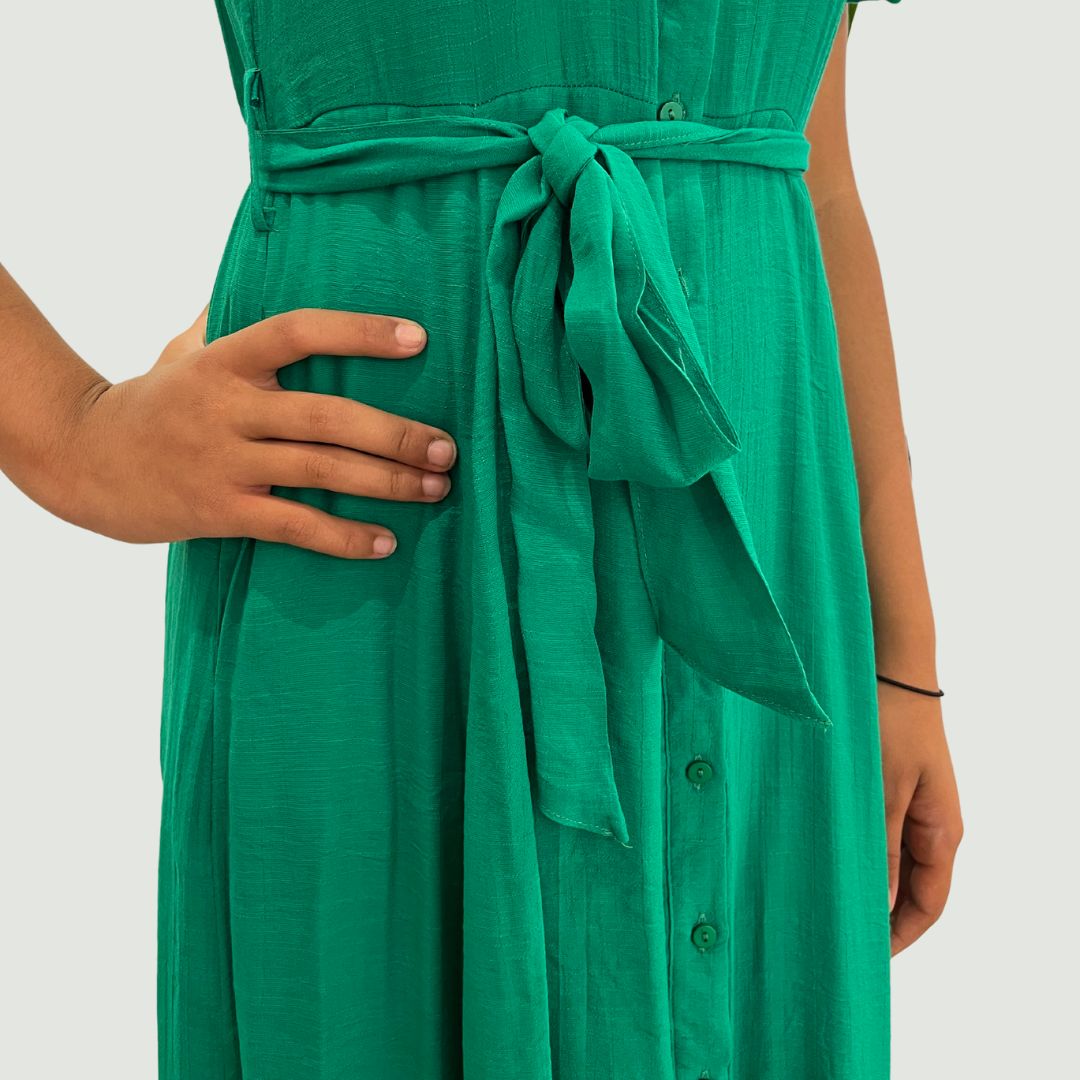 Robe chemise longue et fluide LISA verte dotée d'une ceinture à nouer à la taille