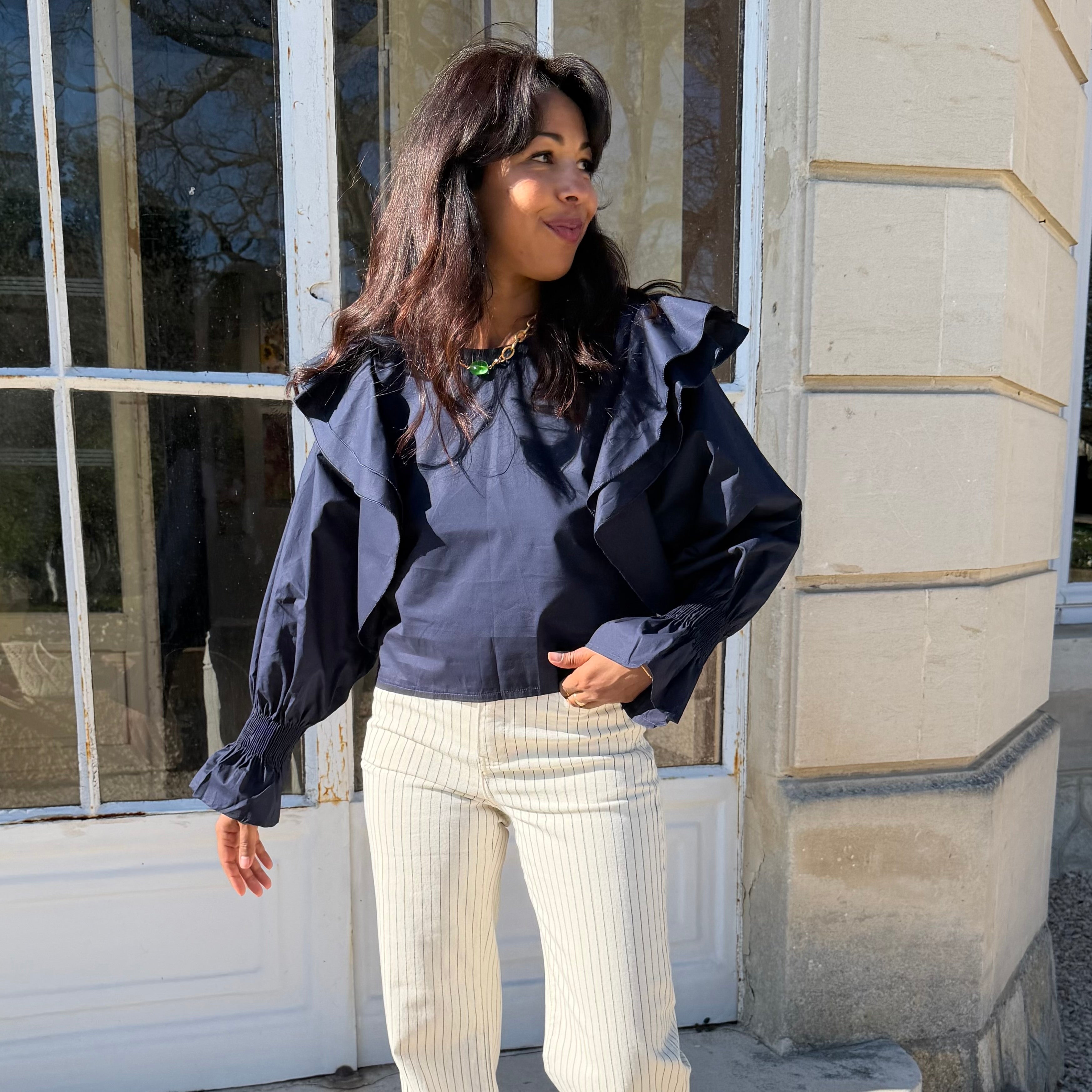 Blouse en coton VALOU, manches longues ballons avec dos nu.