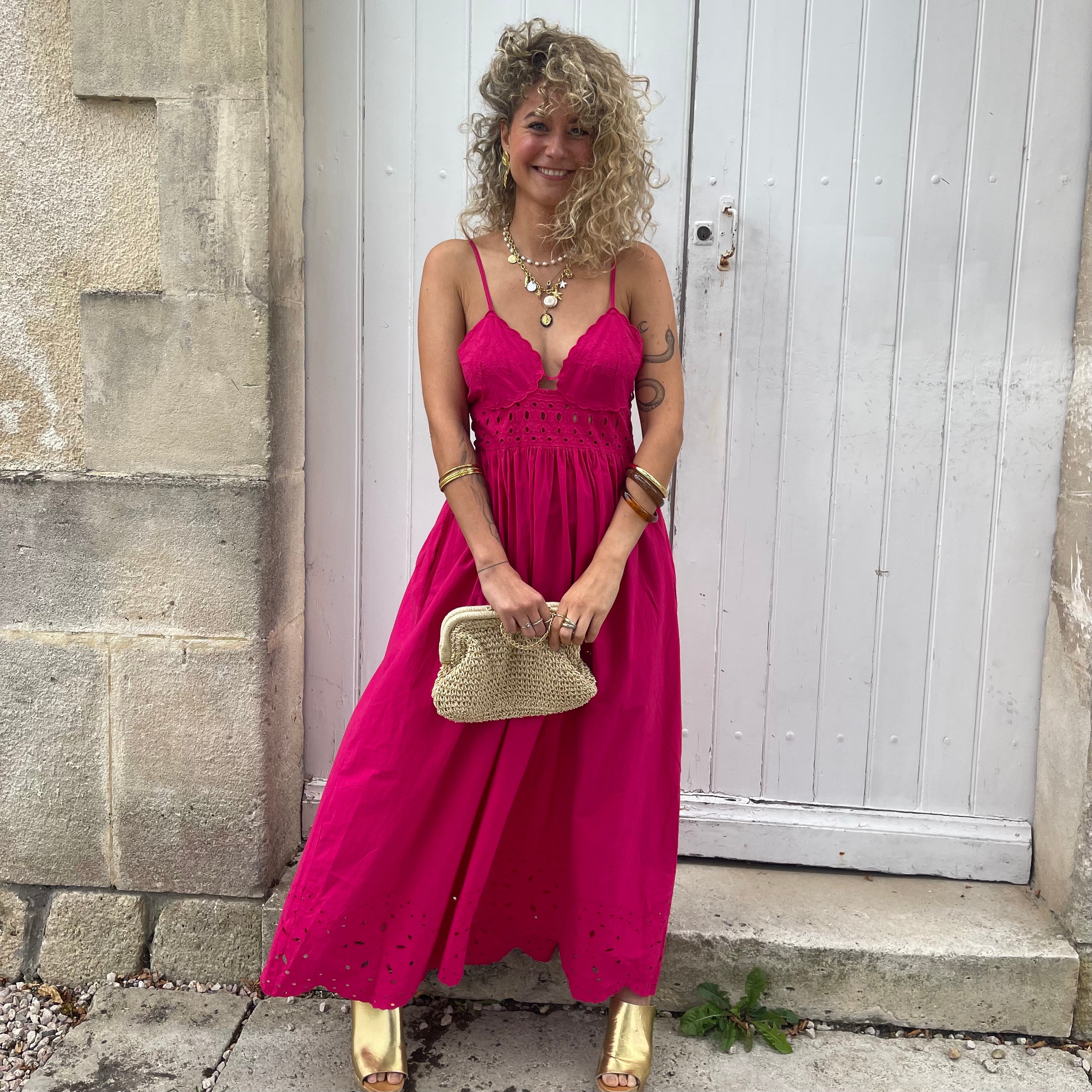 Robe SALMA fuchsia brodée fluide à fines bretelles en coton
