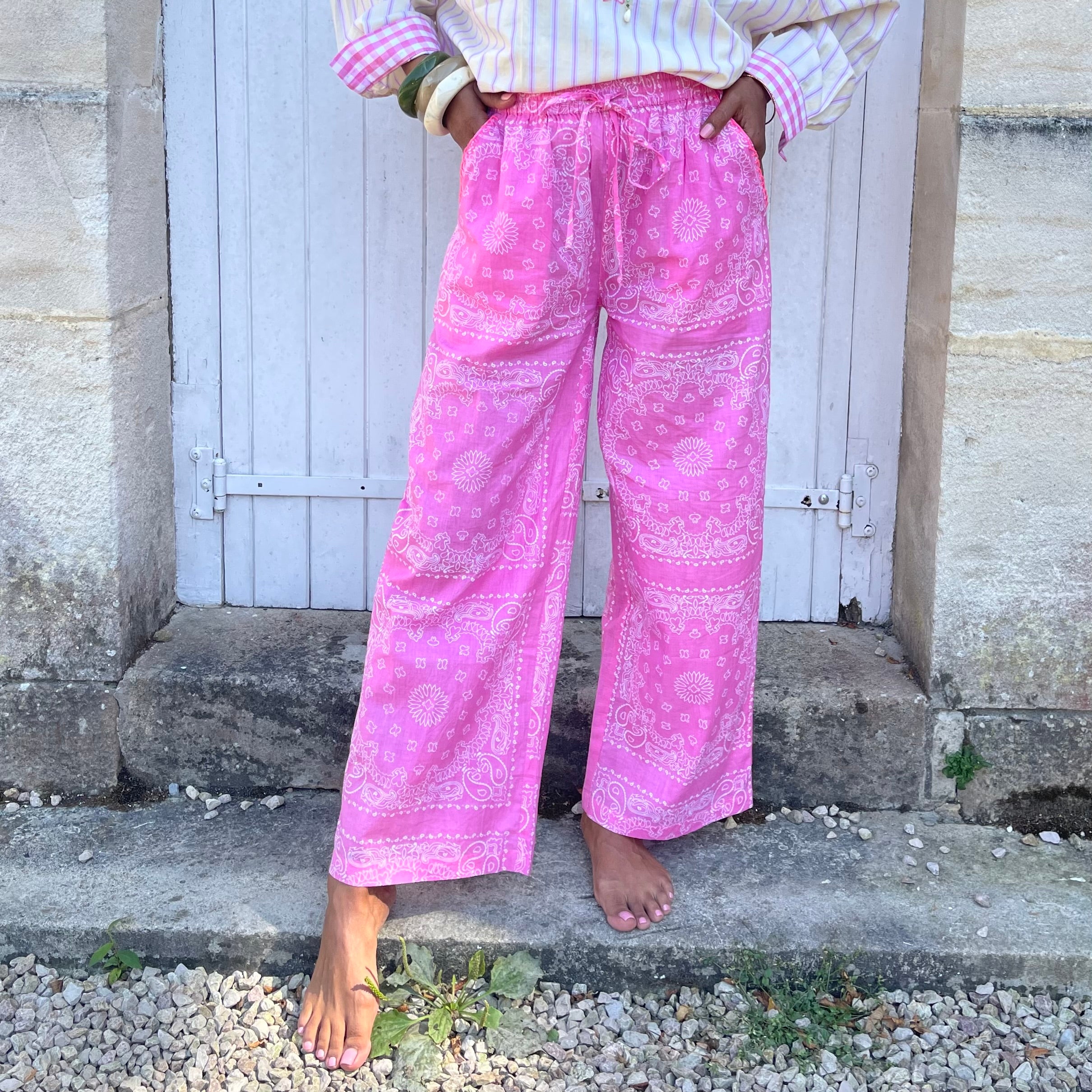 Pantalon KOTO imprimé bandana rose à la coupe fluide et légère