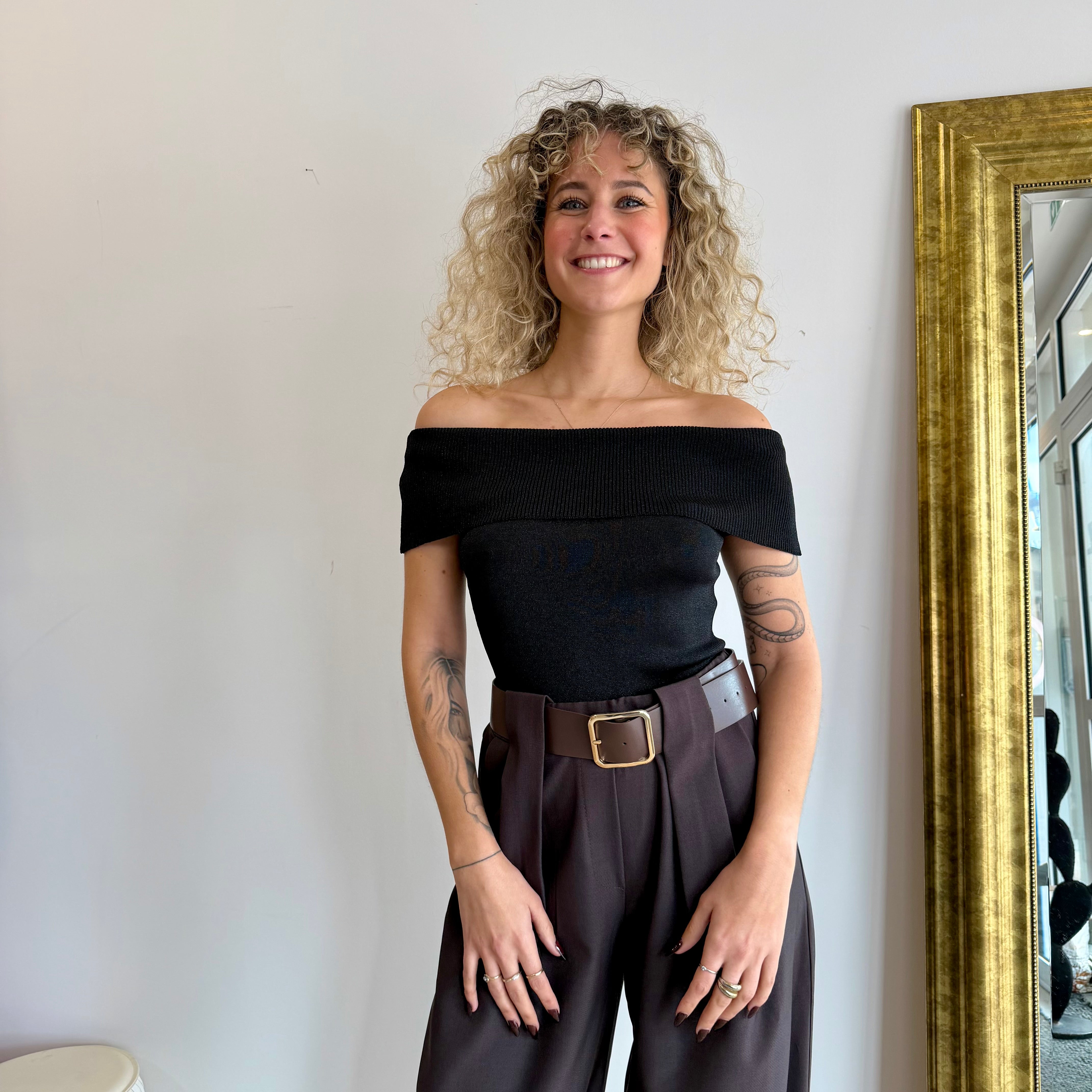 Top LOMI ajusté noir irisé au col bardot