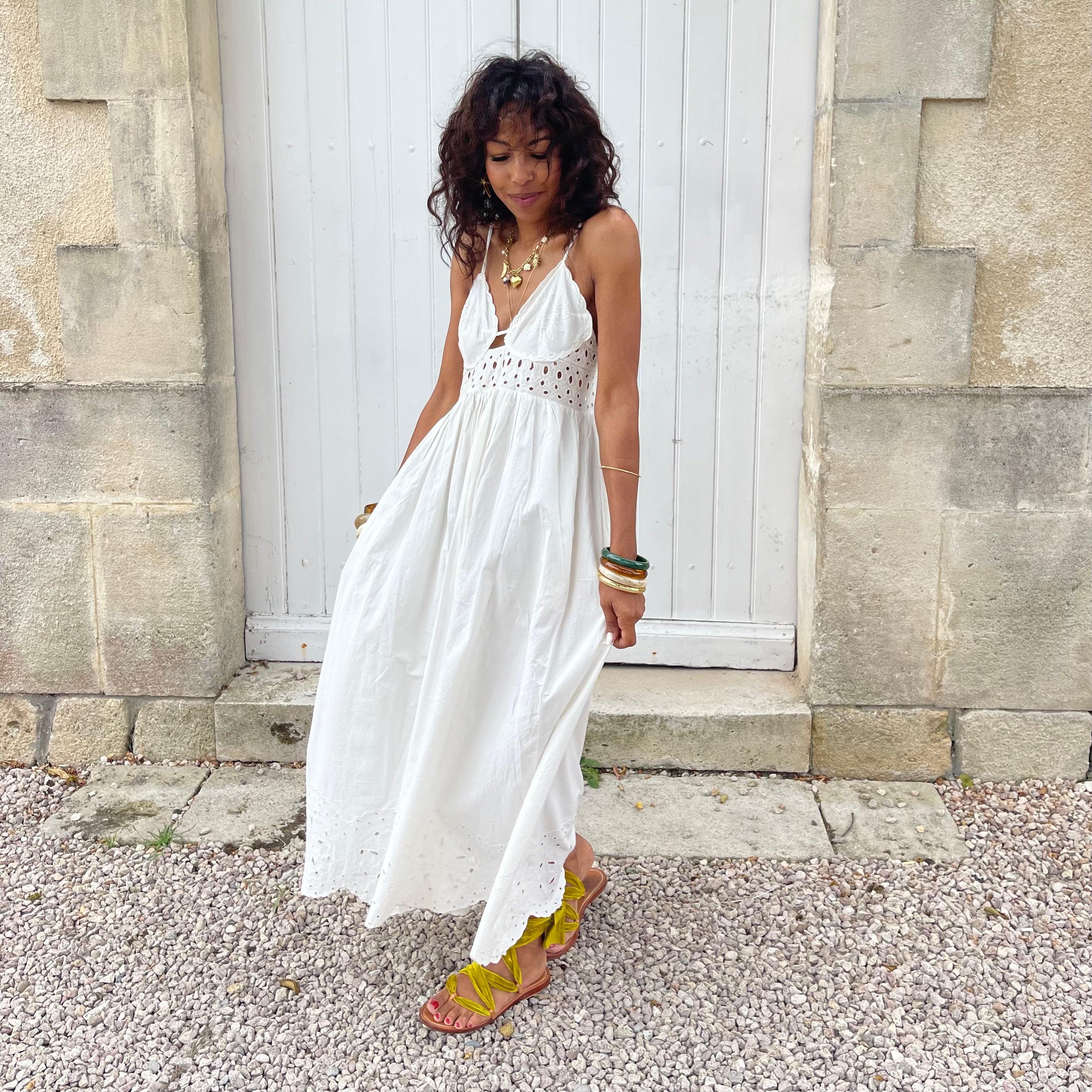 Robe SALMA blanche brodée fluide à fines bretelles en coton