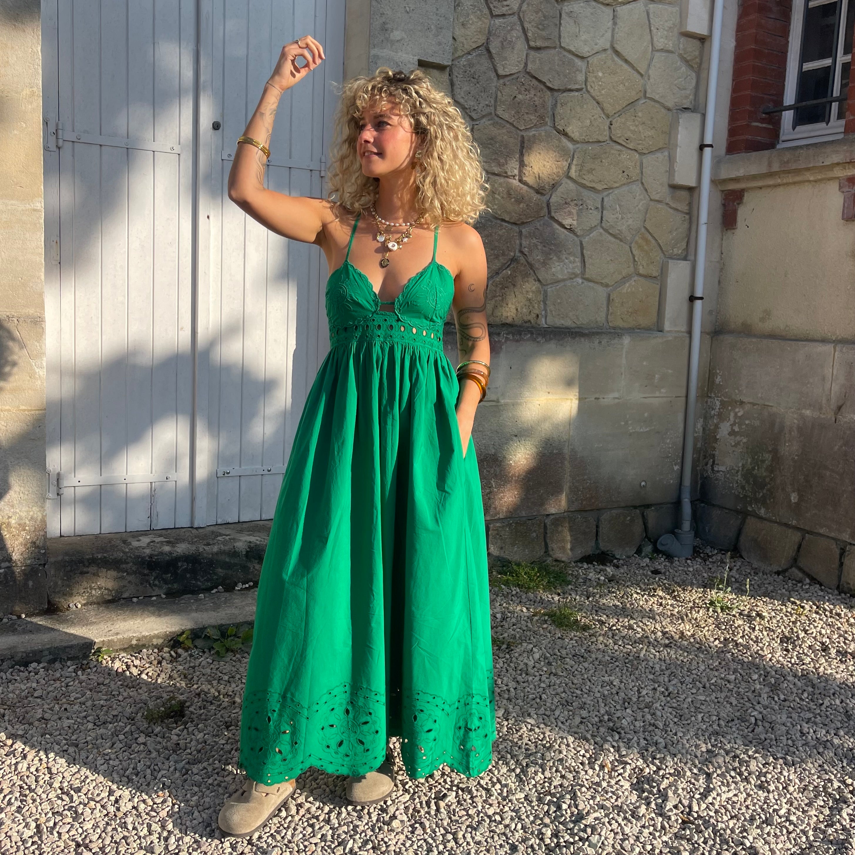 Robe SALMA verte brodée fluide à fines bretelles en coton