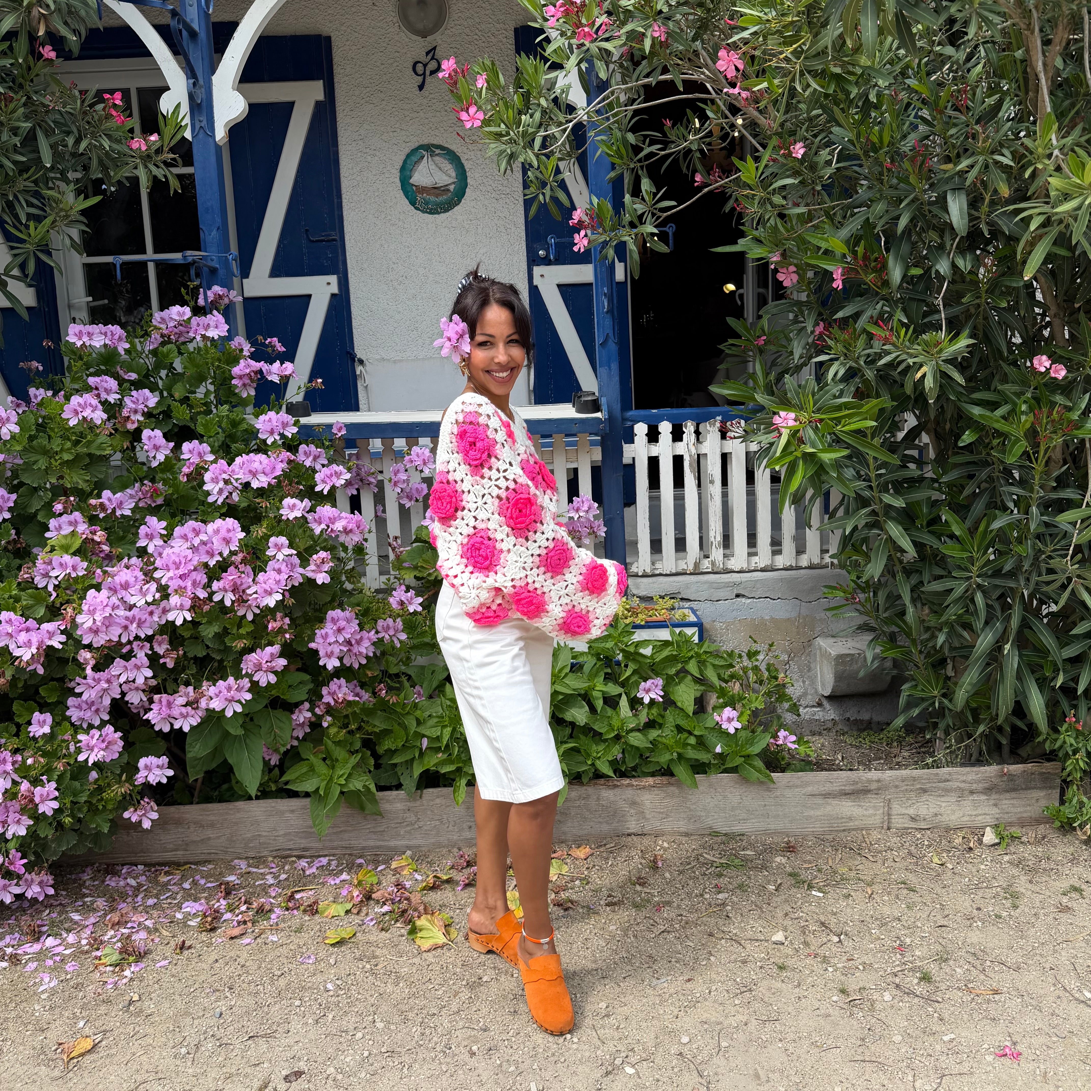 Gilet crochet fleurs ROSE fluo – porté recto/verso