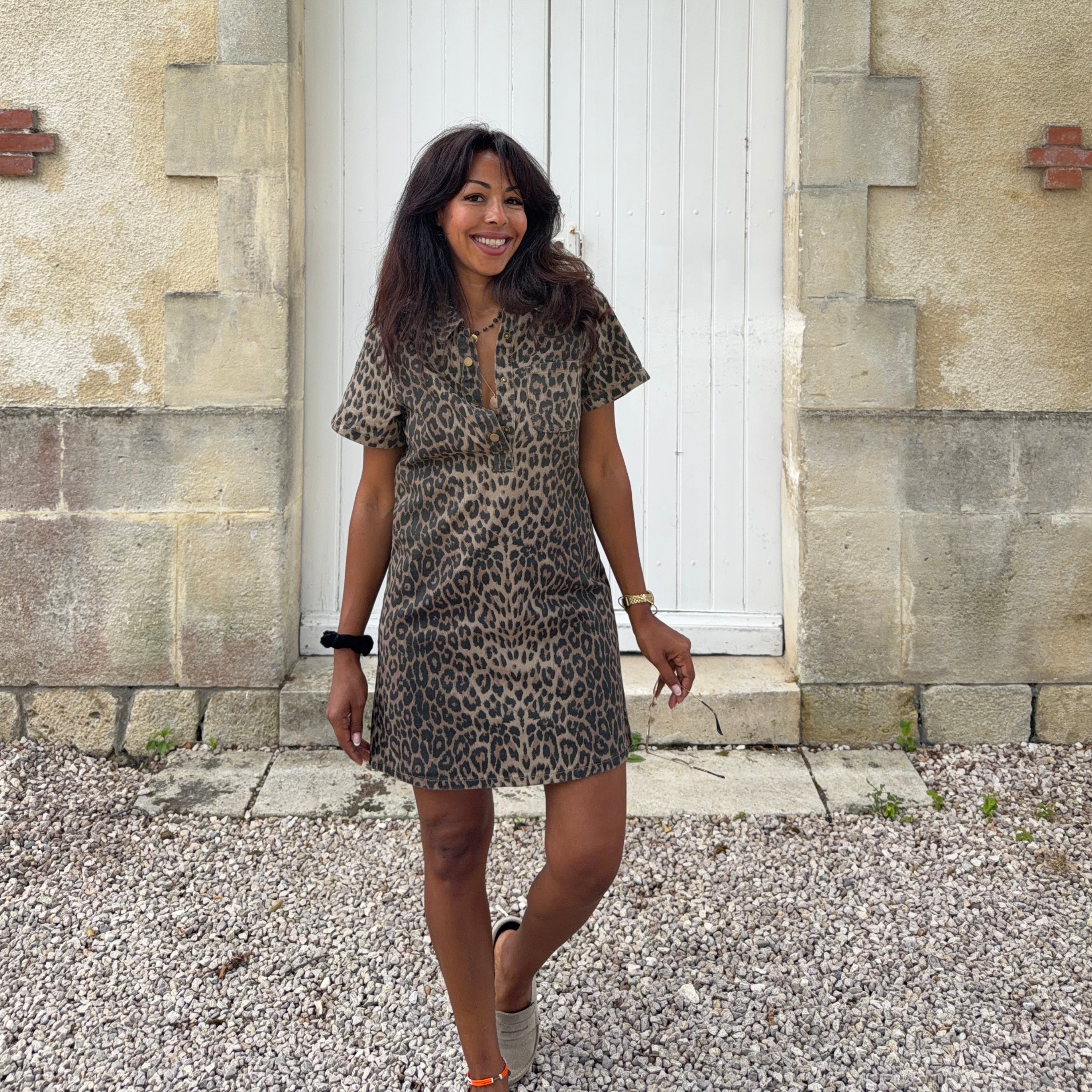 Robe courte en jean LOUANE, motif léopard