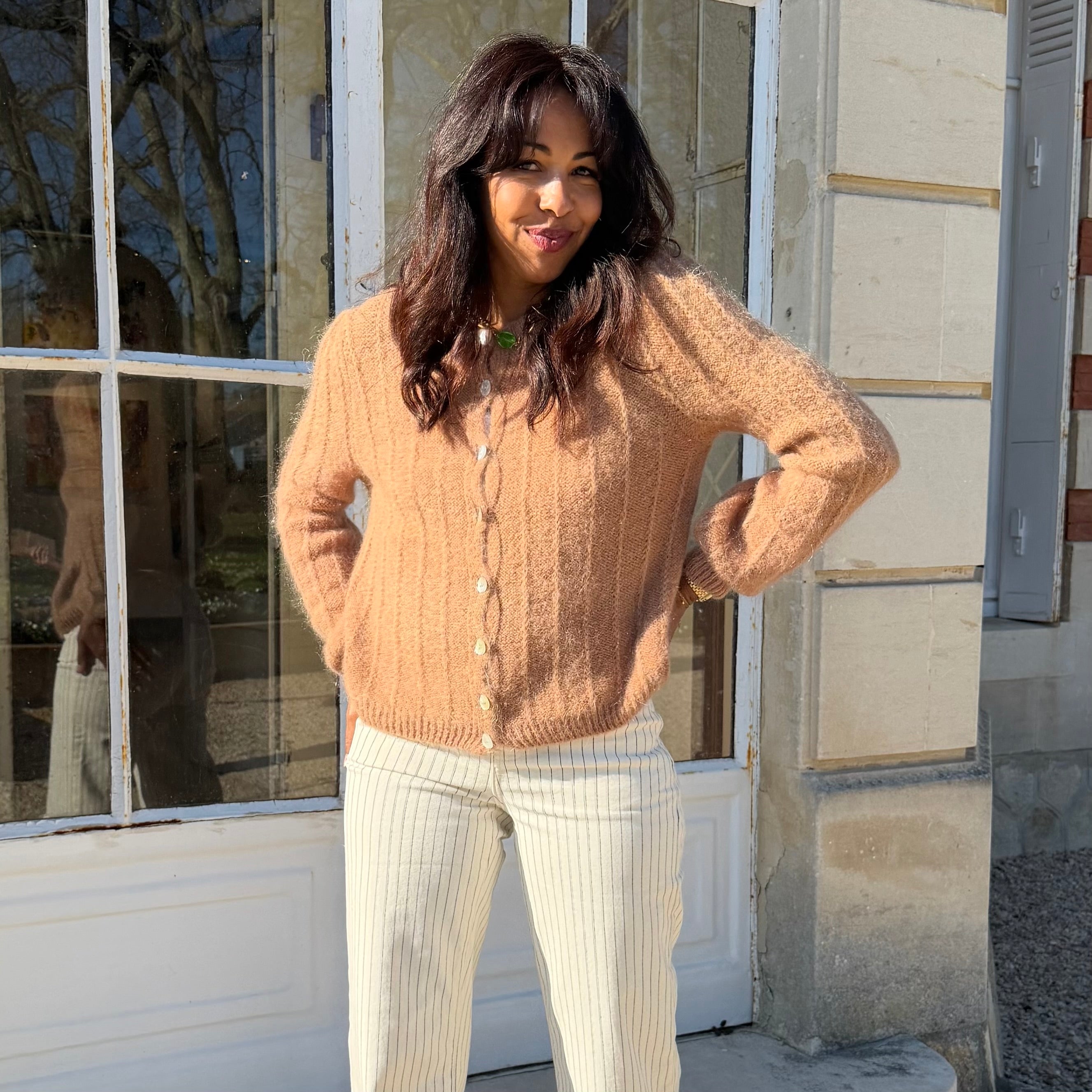 Gilet MONIKA douce maille marron camel à fines côtes.