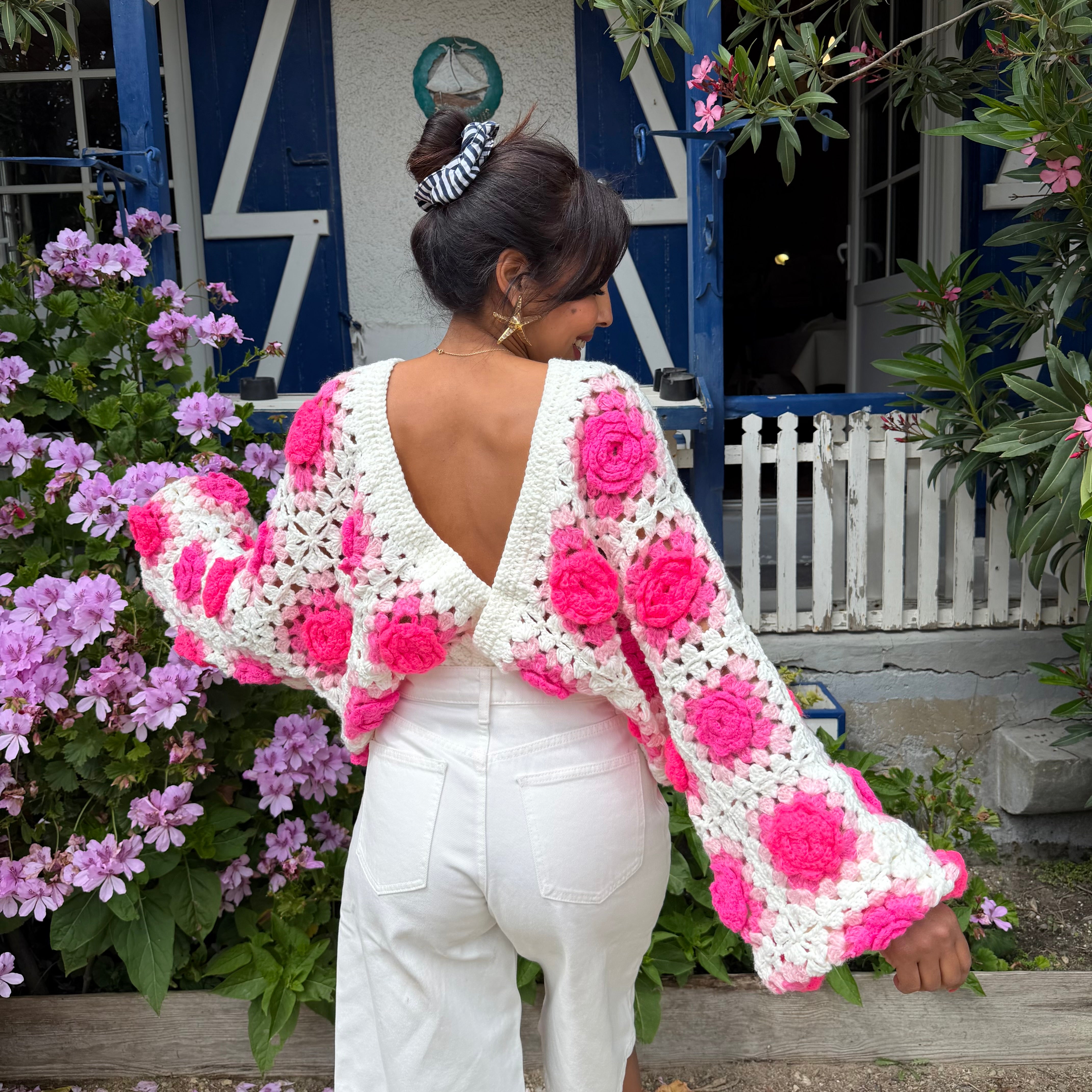 Gilet crochet fleurs ROSE fluo – porté recto/verso