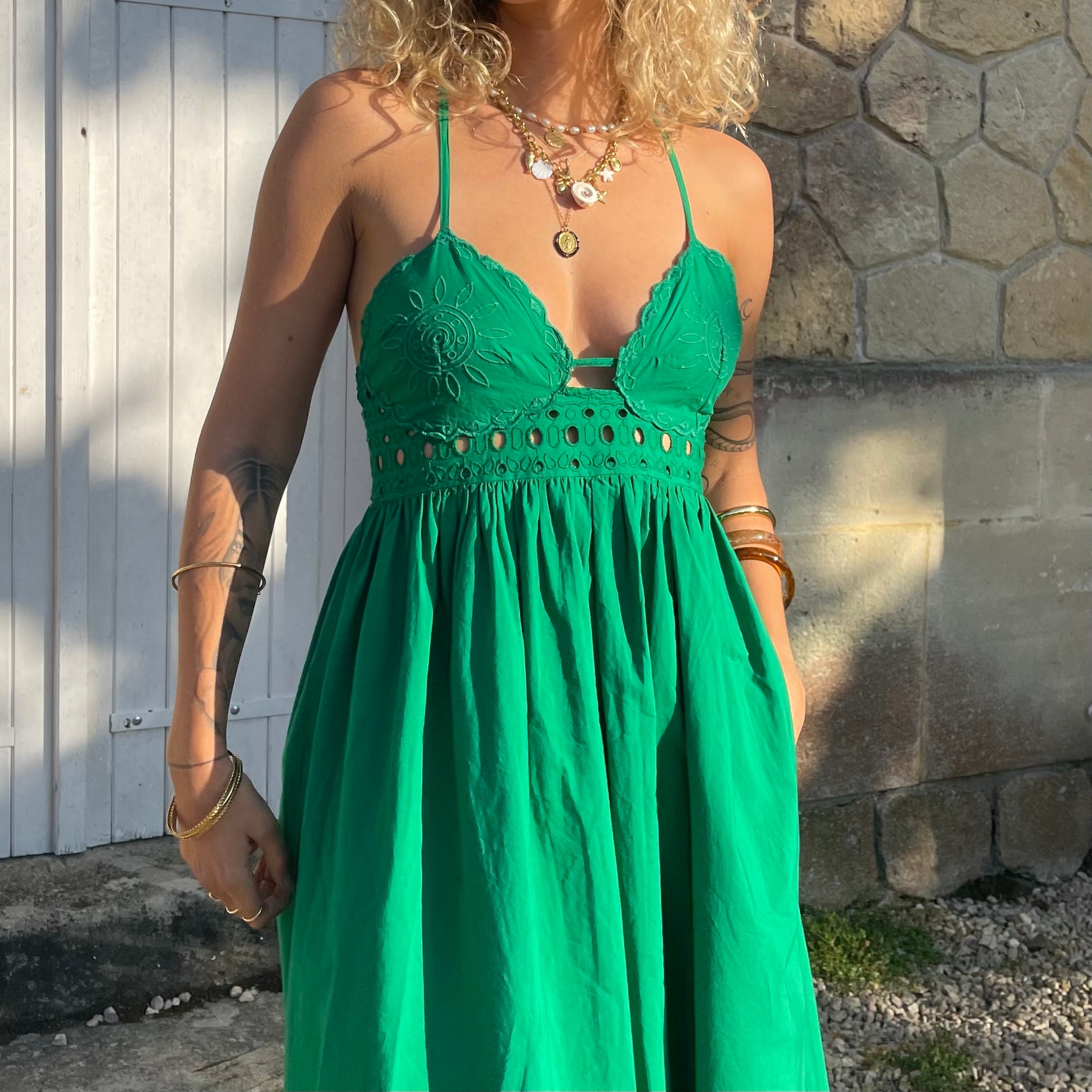 Robe SALMA verte brodée fluide à fines bretelles en coton