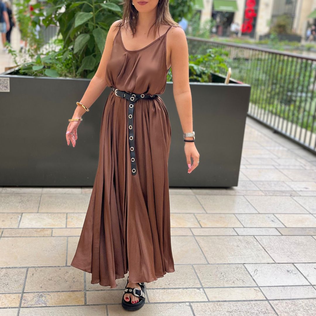 Robe longue au tissu satiné TAHITI marron dotée d'une coupe ultra large et de bretelles fines