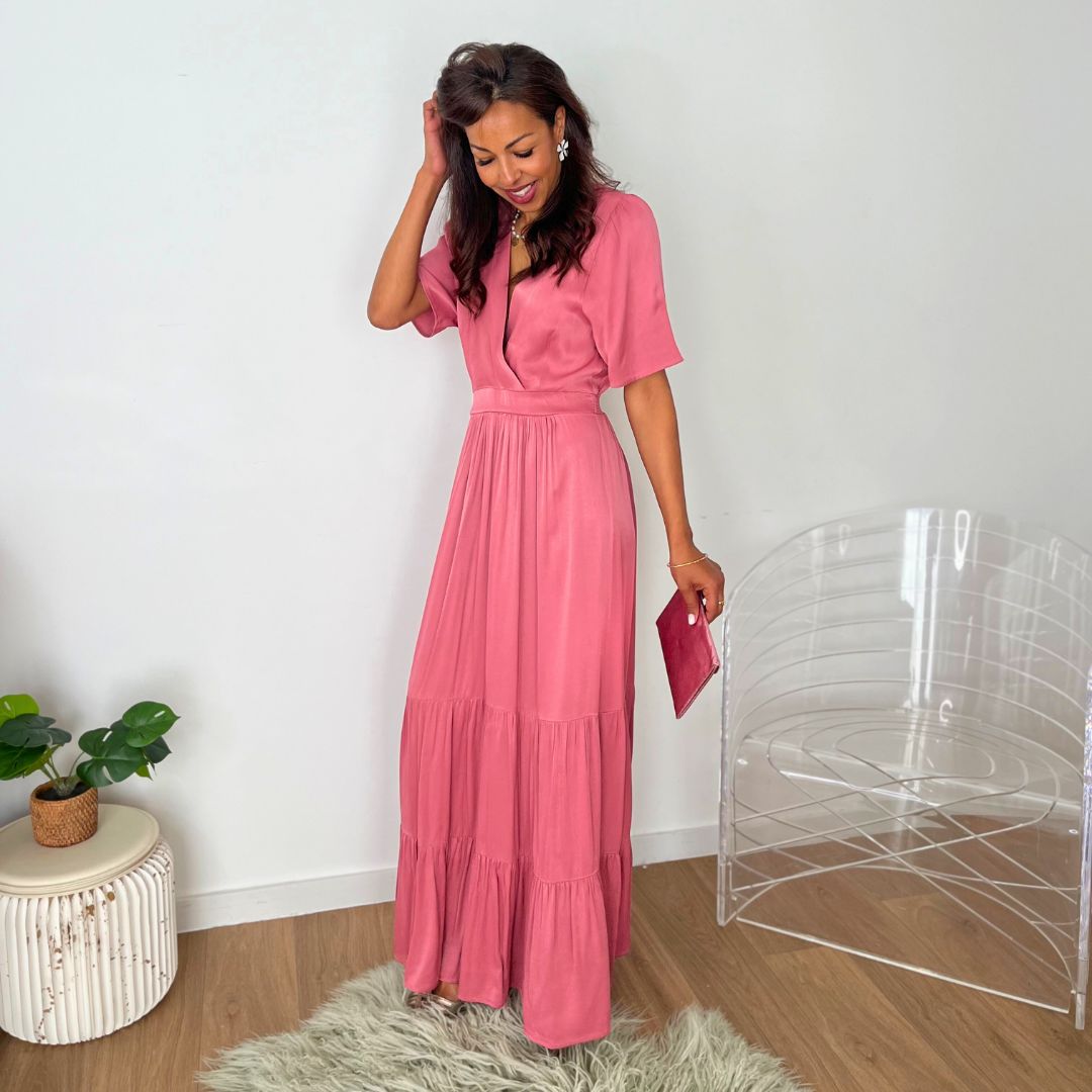 Robe longue au tissu satiné AKITA rose dotée d'un col V effet cache-coeur