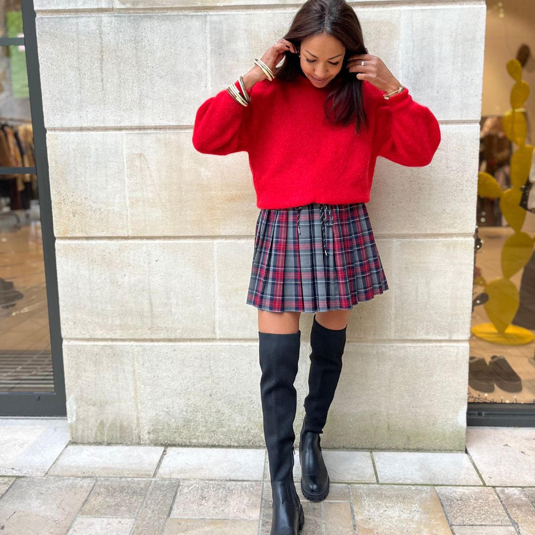Mini-jupe plissée style écolière EMMY à carreaux gris, marine et rouges dotée d'une taille élastique réglable