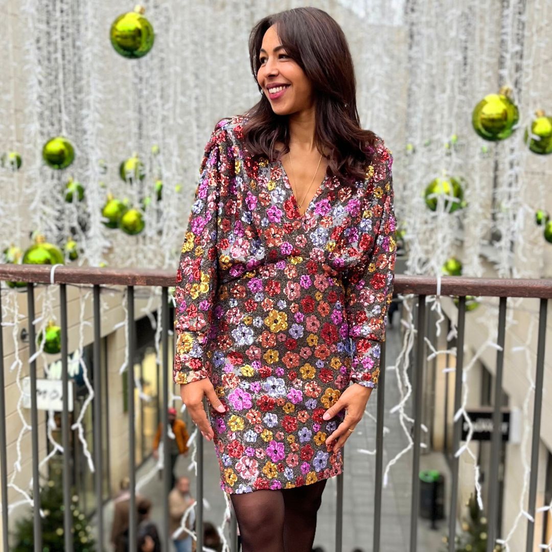 Robe à sequins multicolores LOLY fleurie avec décolleté V et longueur au-dessus du genou