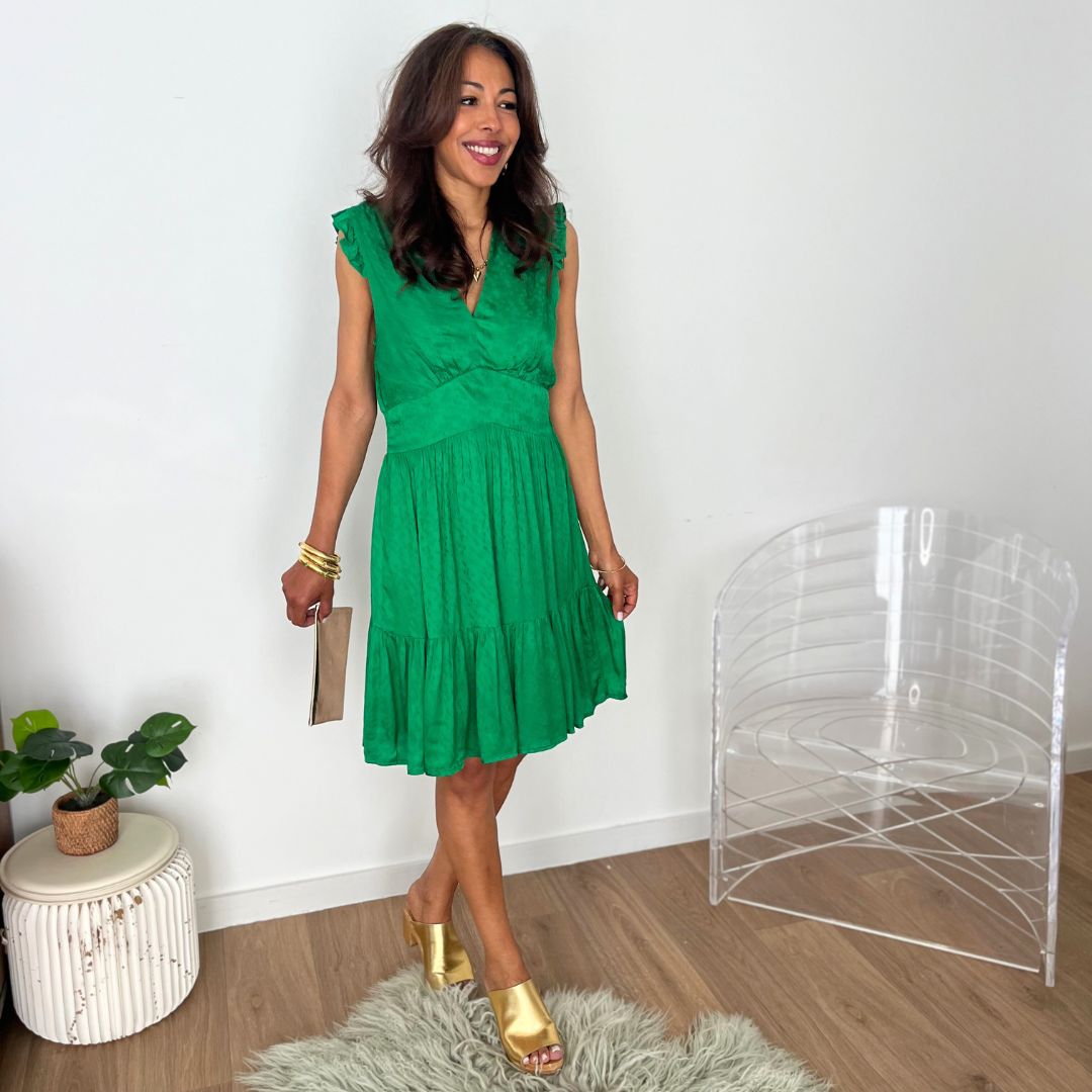 Robe sans-manches verte au tissu satiné MOKA à la longueur au dessus du genou