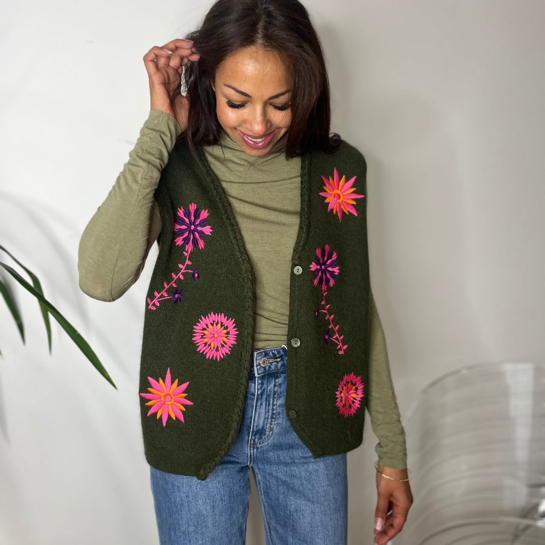 Gilet kaki sans-manches MAUD brodé de fleurs colorées