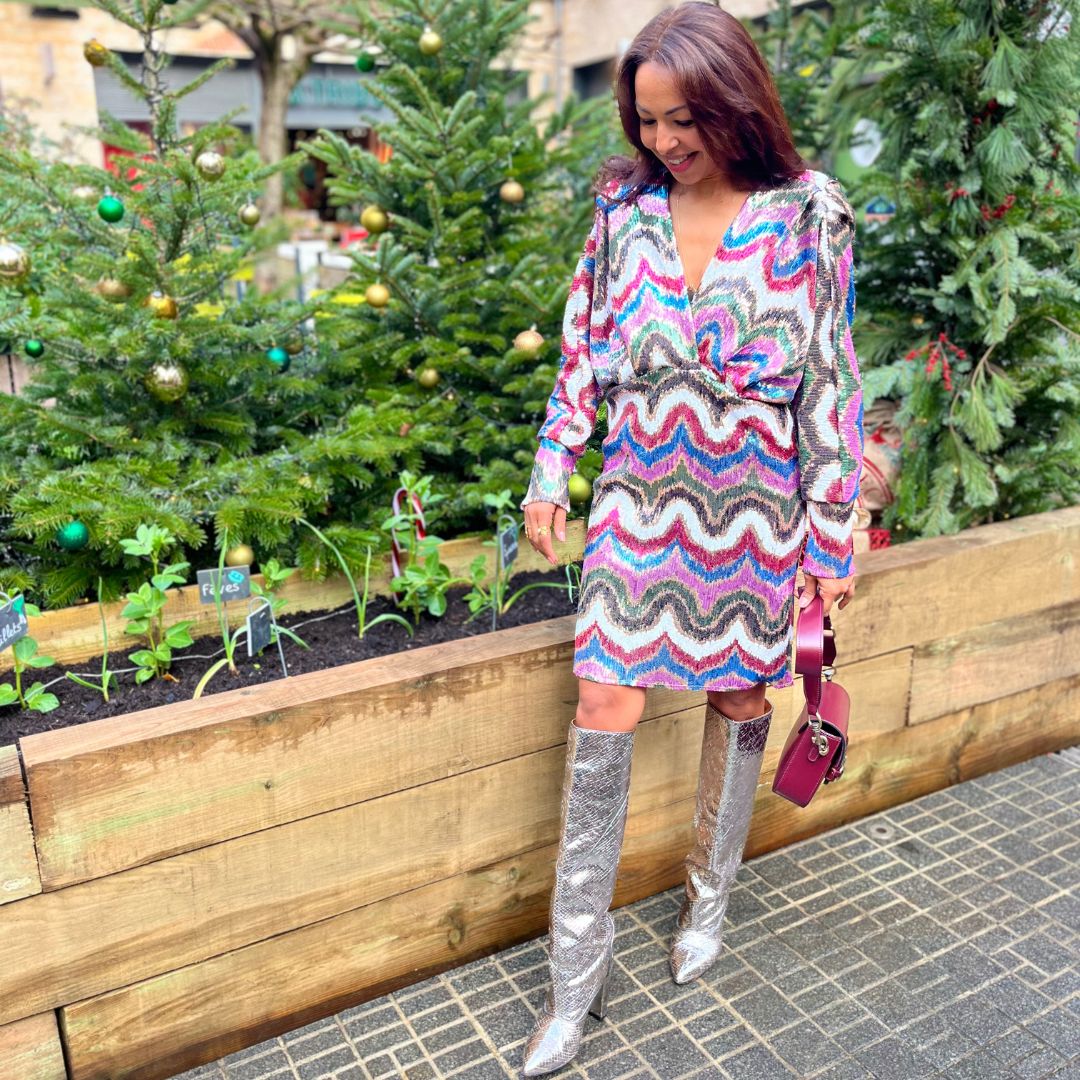 Robe à sequins multicolores LOLY claire avec décolleté V et longueur au-dessus du genou