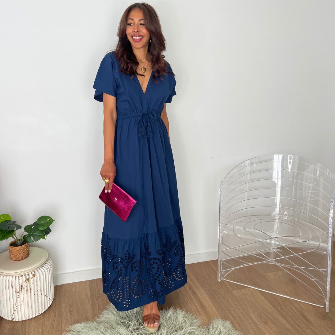 Robe longue à la taille marquée AMÉLIE bleu marine sublimée de broderies anglaises