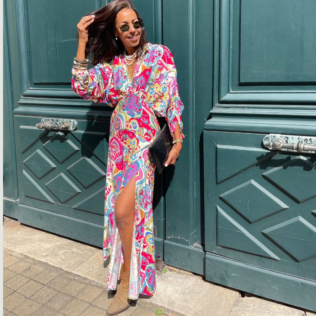 Robe longue à fente JADORE ornée de motifs multicolores et dotée de manches trois-quarts