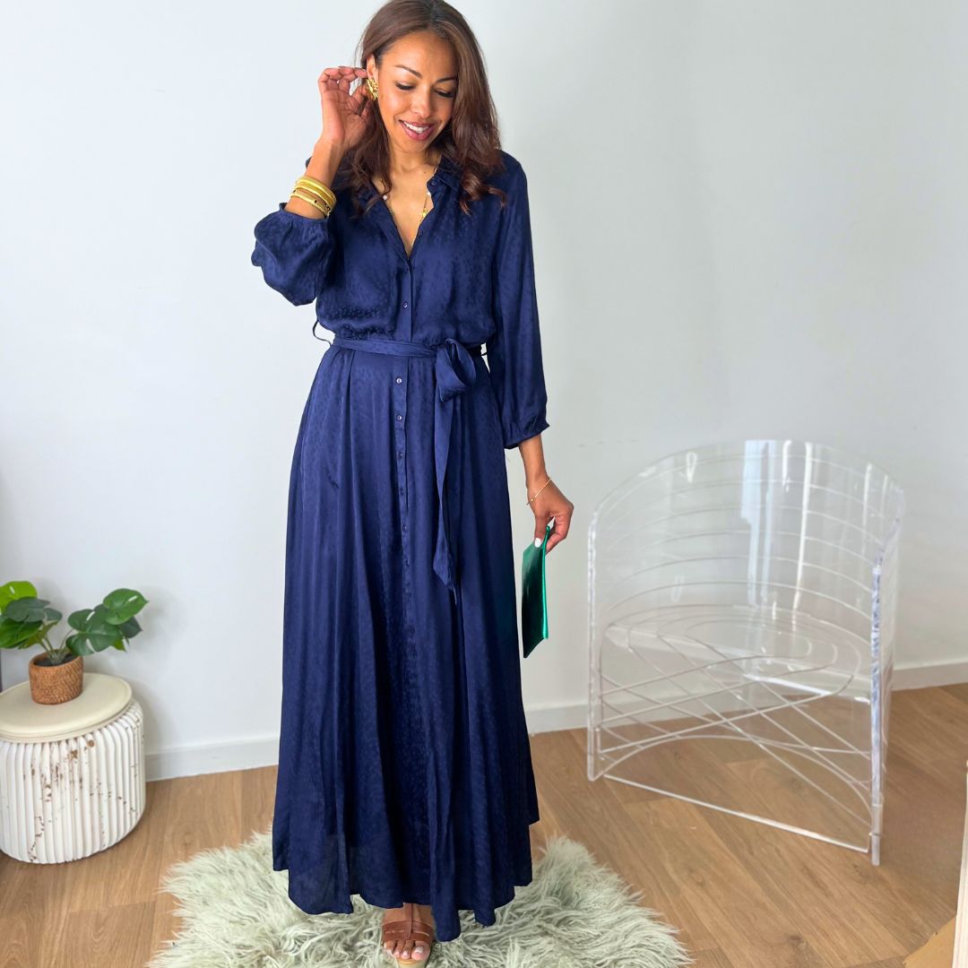 Robe-chemise longue EDITHE bleu marine à motifs ton sur ton dotée d'une ceinture à nouer