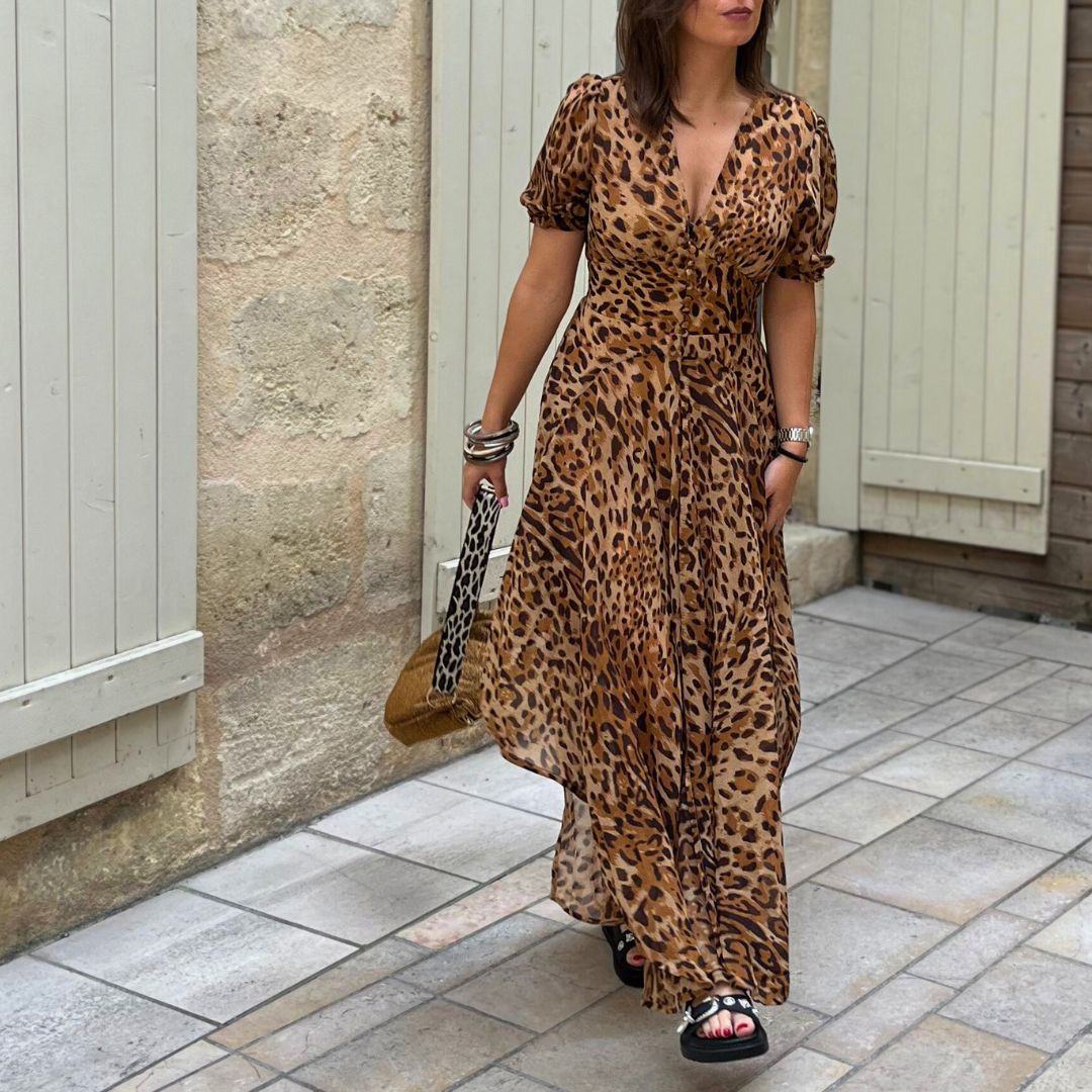 Robe longue léopard MÉLISSA à la taille marquée joliment décorée de boutons